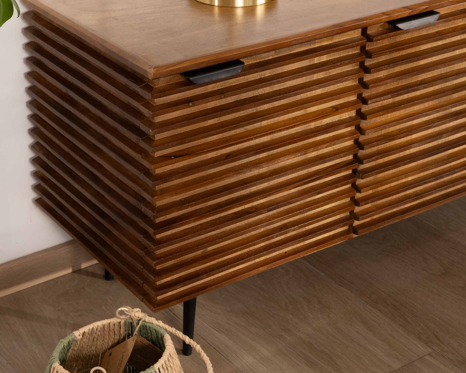 Porta TV Sheffield" 160 cm in teak e mango con gambe in metallo nero