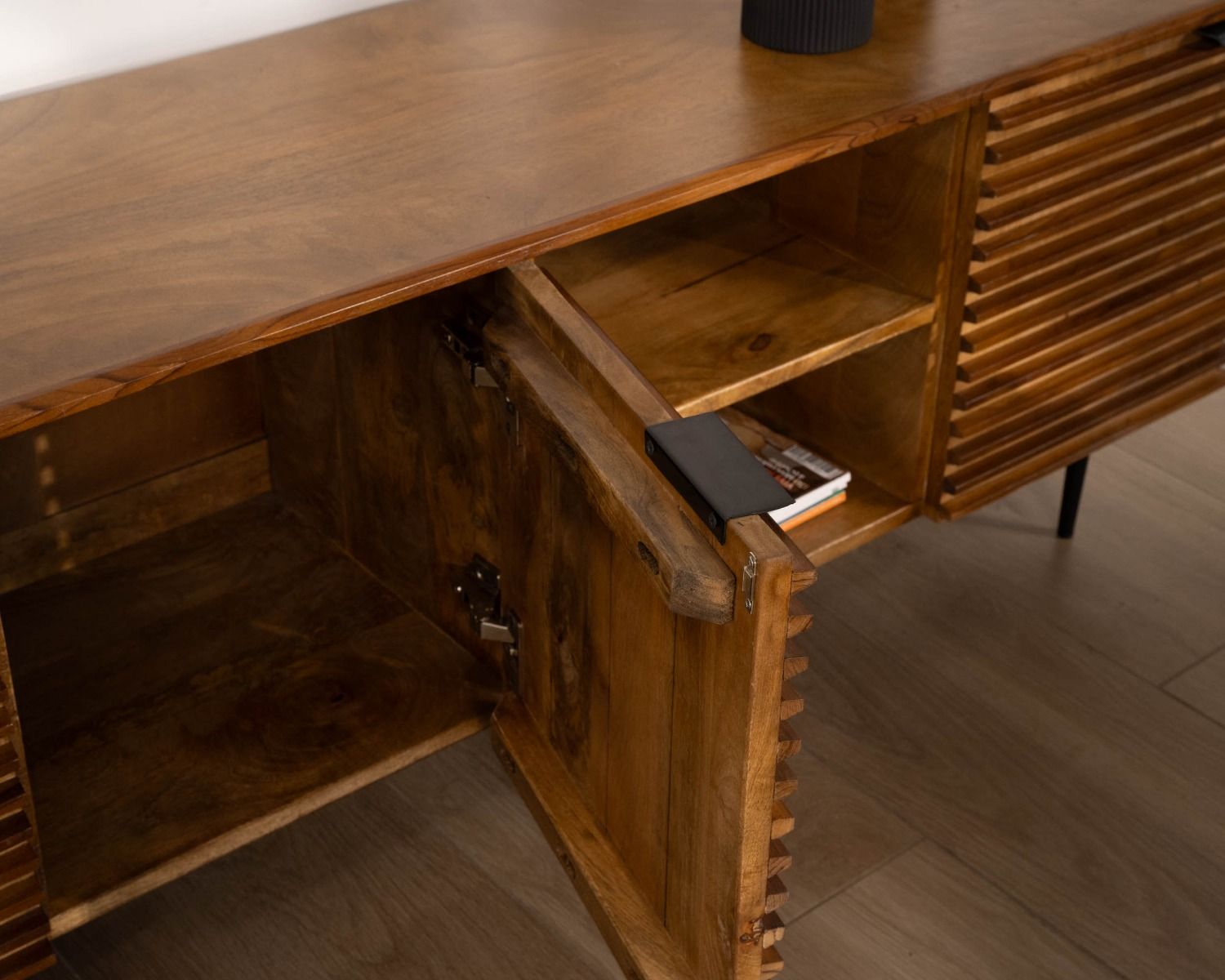 Porta TV Sheffield" 160 cm in teak e mango con gambe in metallo nero