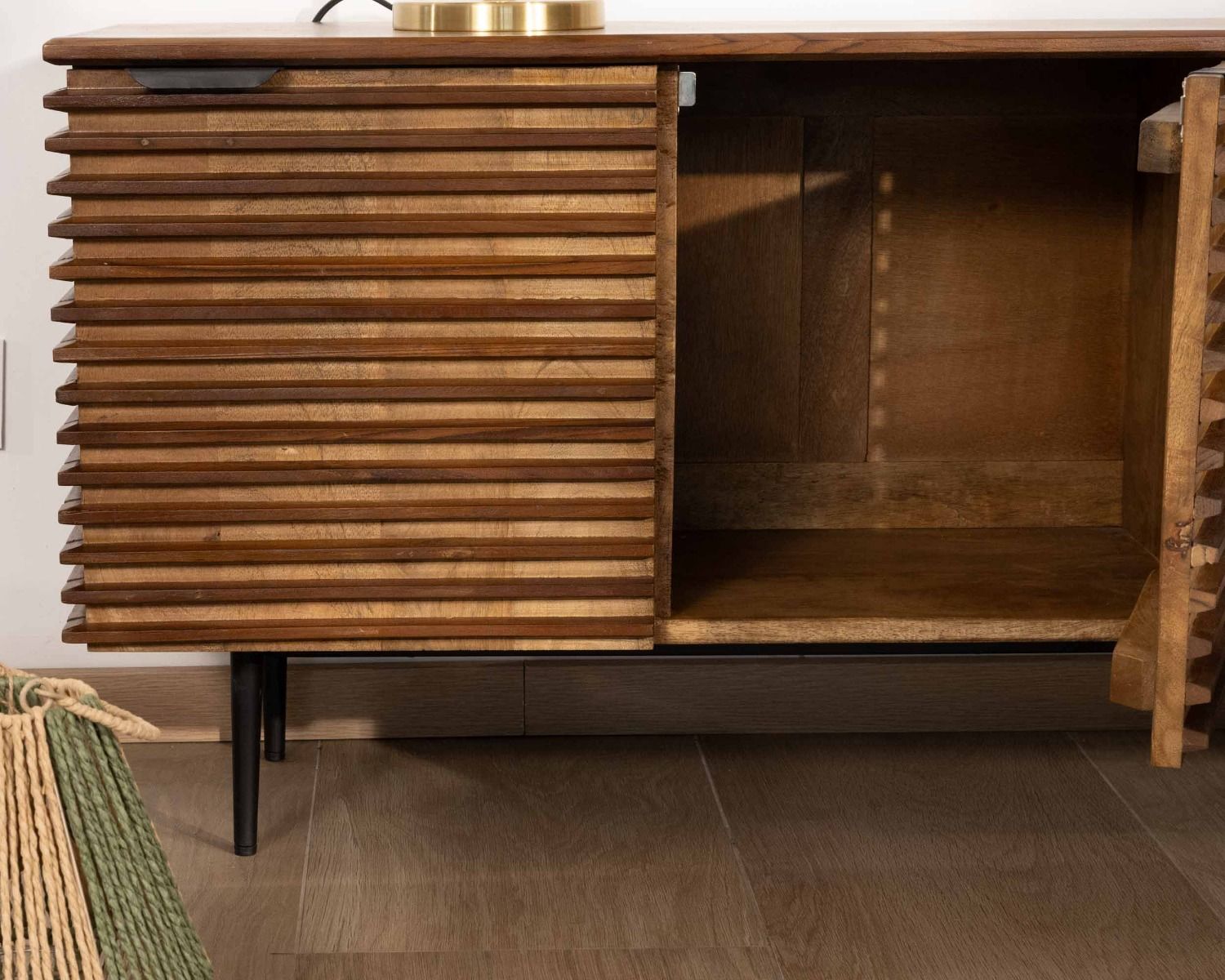 Porta TV Sheffield" 160 cm in teak e mango con gambe in metallo nero