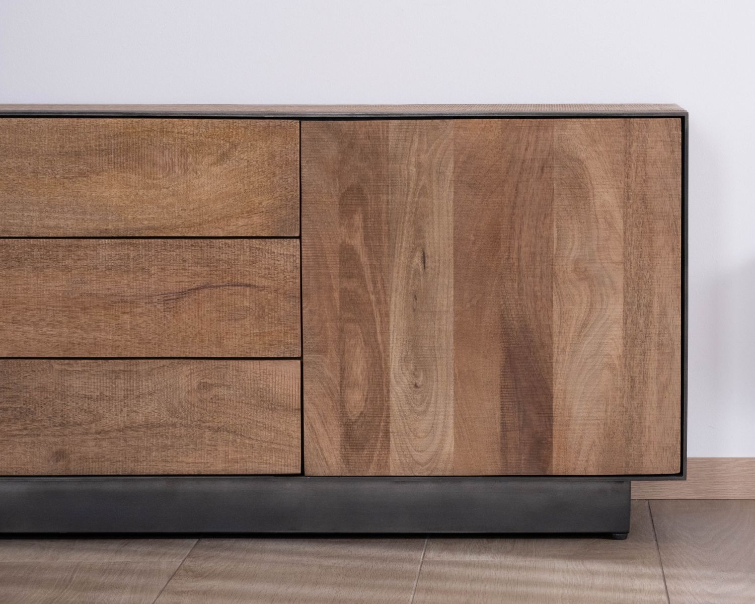 Porta TV in legno di mango "Santo" 150 cm con ante e cassetti