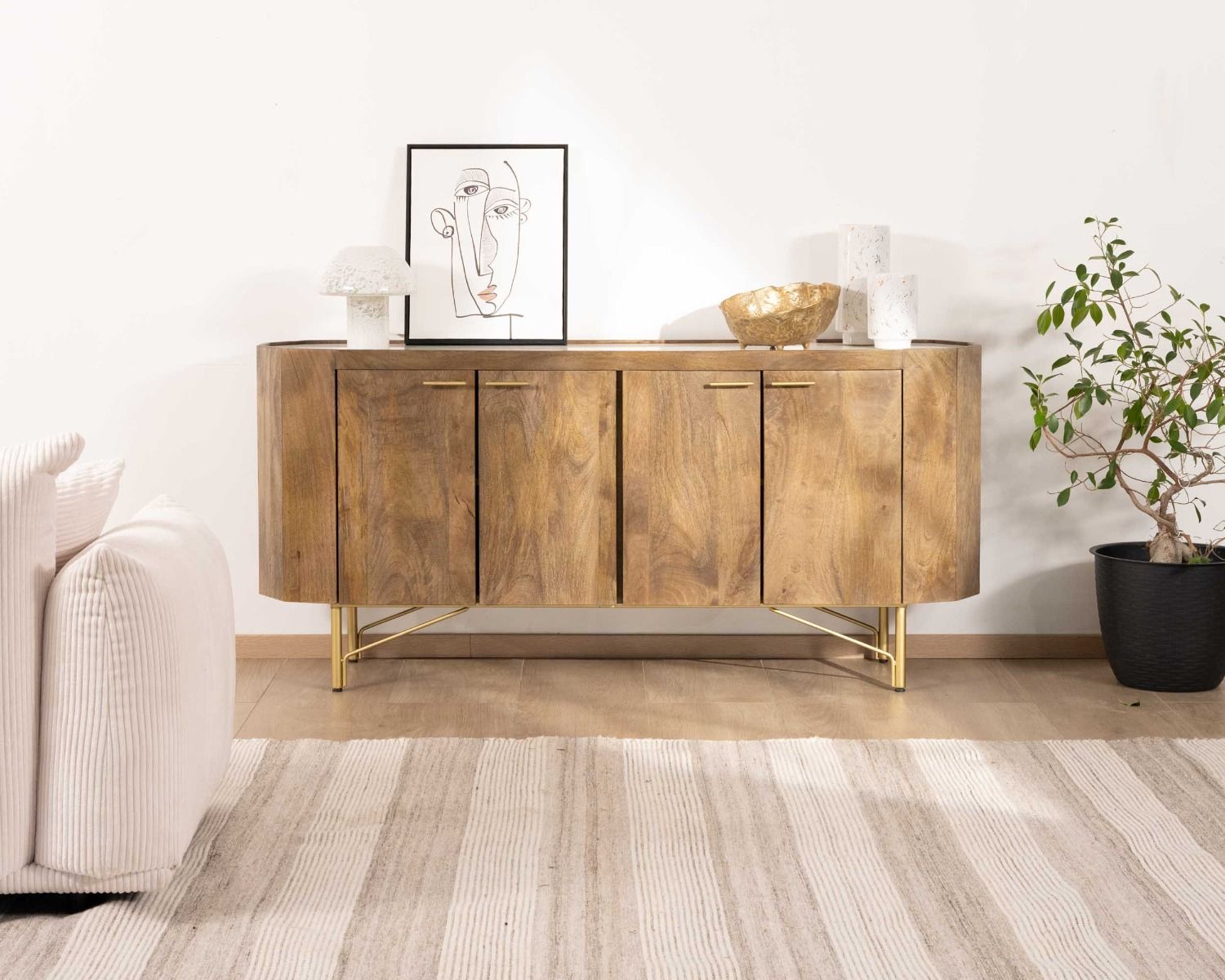 Credenza arrotondata "Bruges" con piano in terrazzo bianco e gambe in metallo dorato