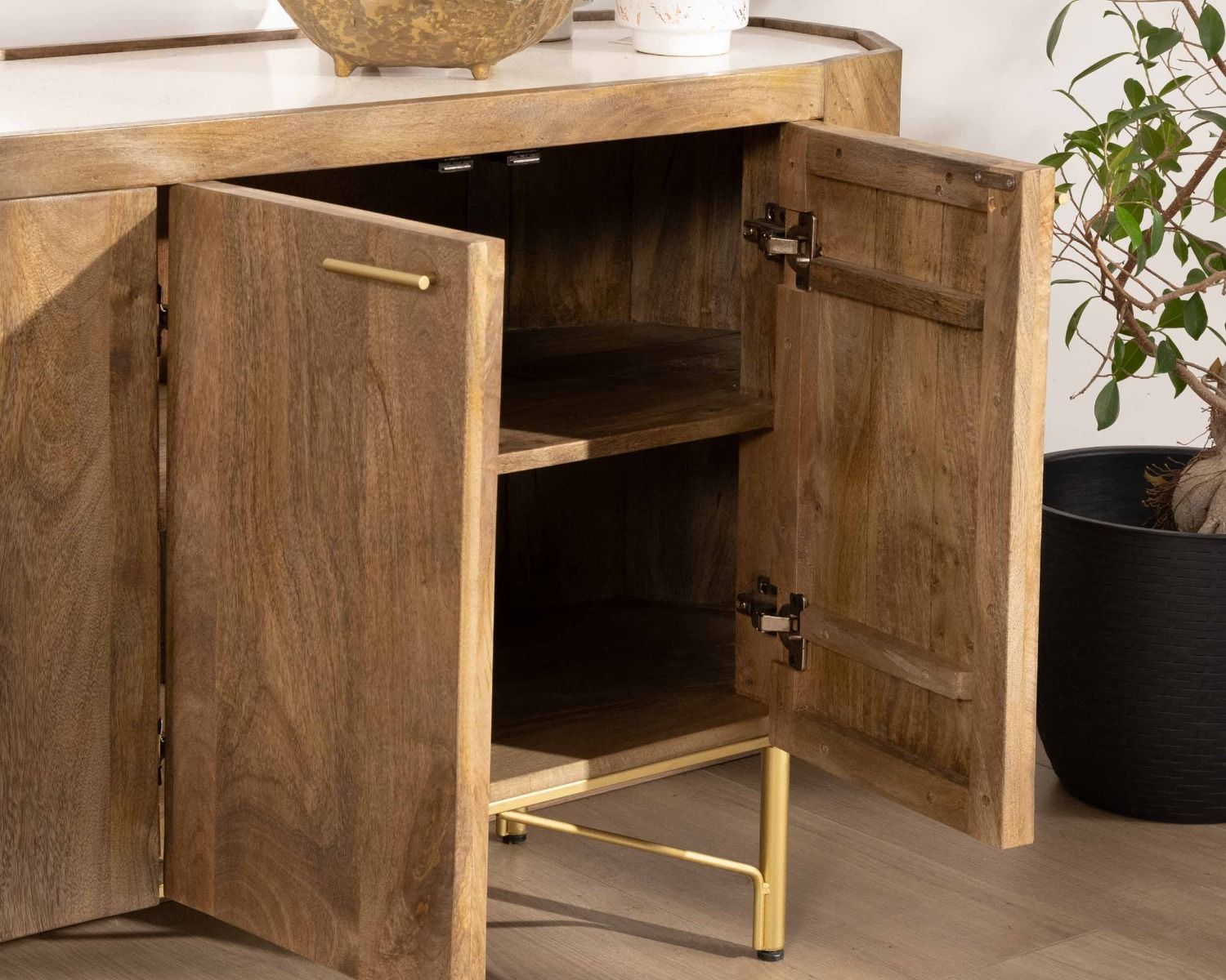 Credenza arrotondata "Bruges" con piano in terrazzo bianco e gambe in metallo dorato