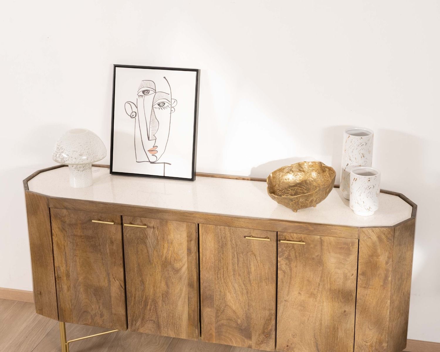 Credenza arrotondata "Bruges" con piano in terrazzo bianco e gambe in metallo dorato