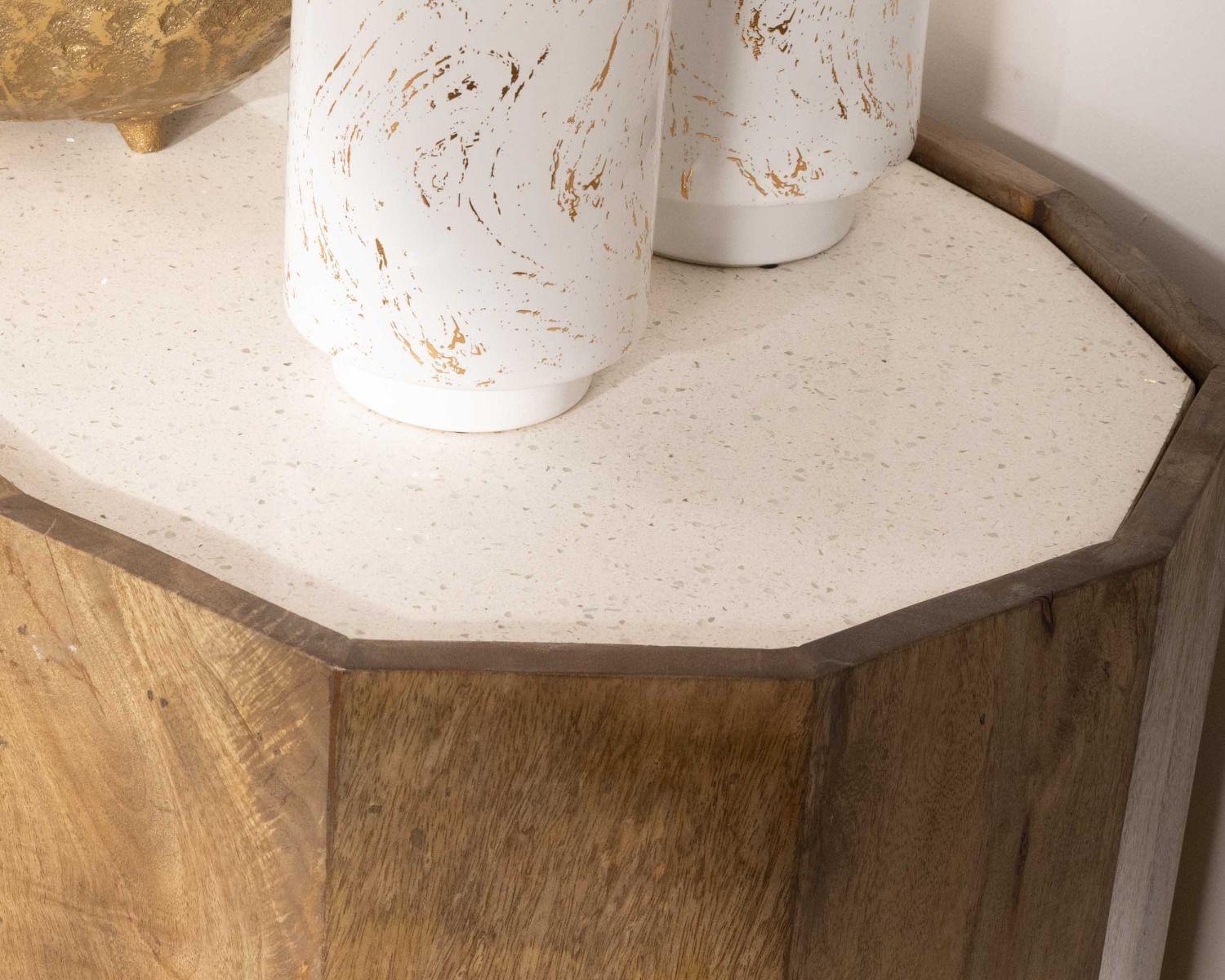 Credenza arrotondata "Bruges" con piano in terrazzo bianco e gambe in metallo dorato