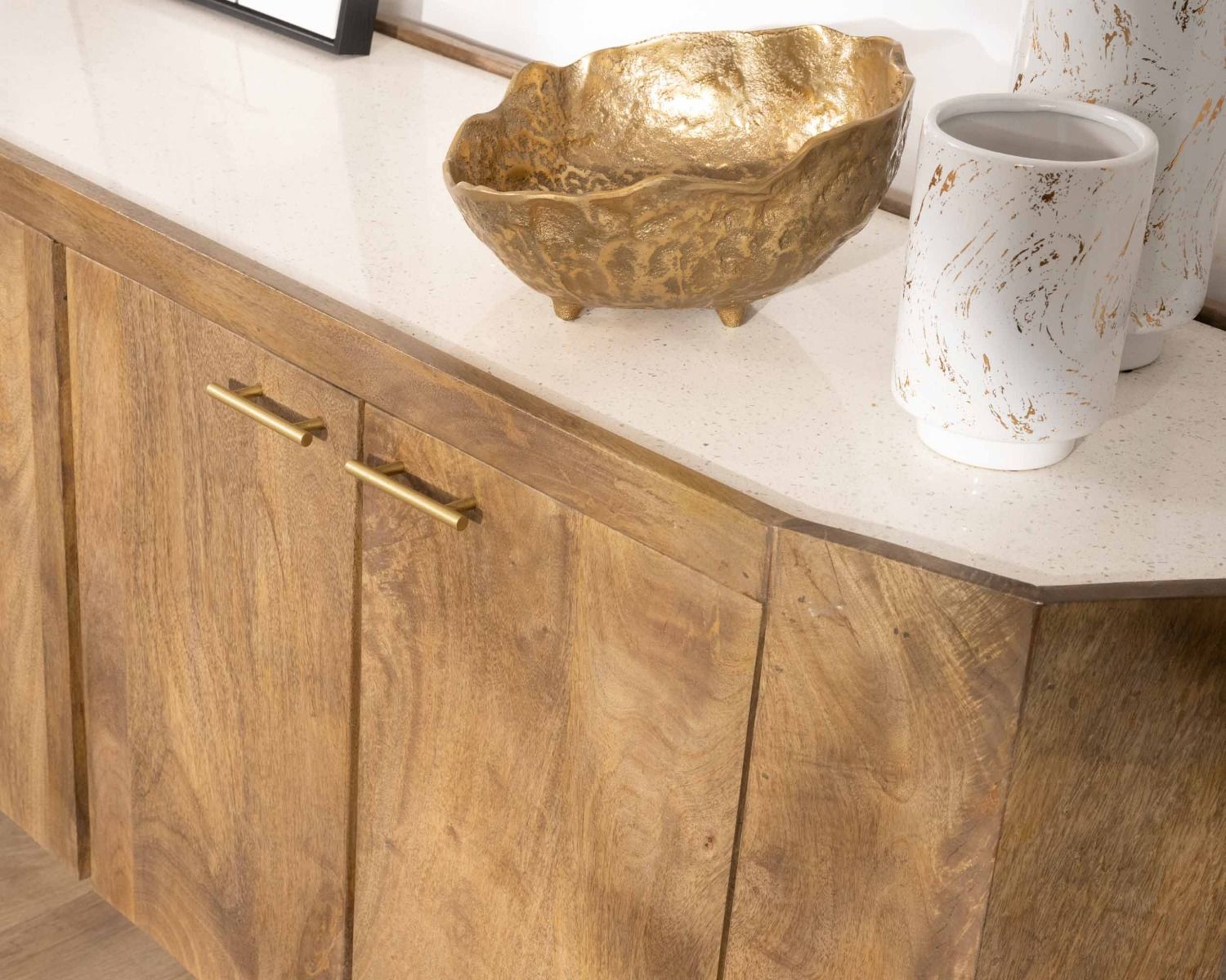 Credenza arrotondata "Bruges" con piano in terrazzo bianco e gambe in metallo dorato