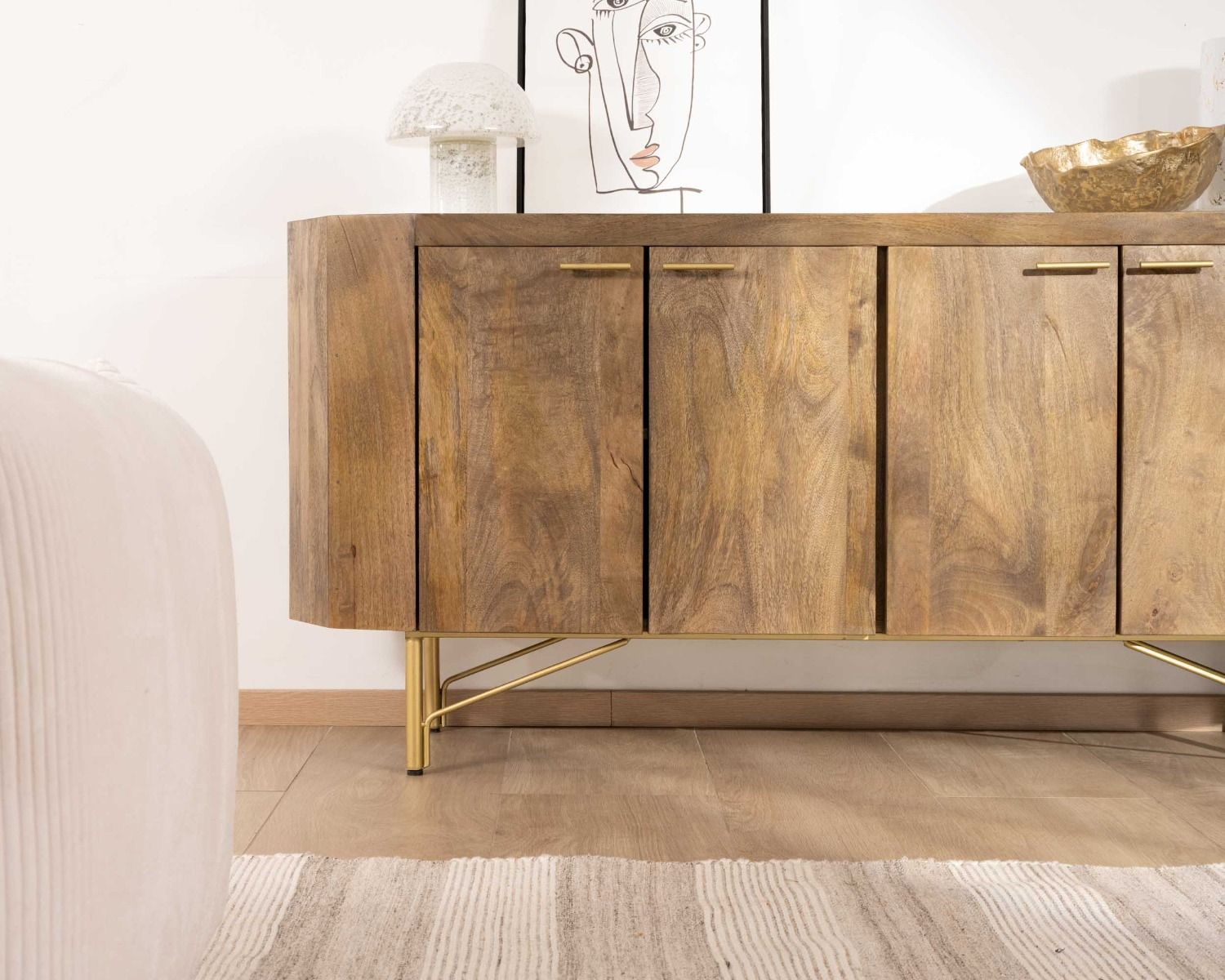 Credenza arrotondata "Bruges" con piano in terrazzo bianco e gambe in metallo dorato