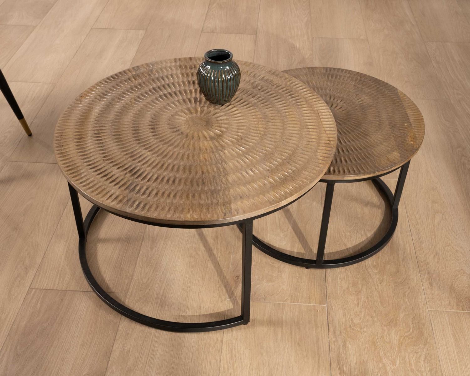 Set di 2 tavolini rotondi neri "Joe" con piano in legno