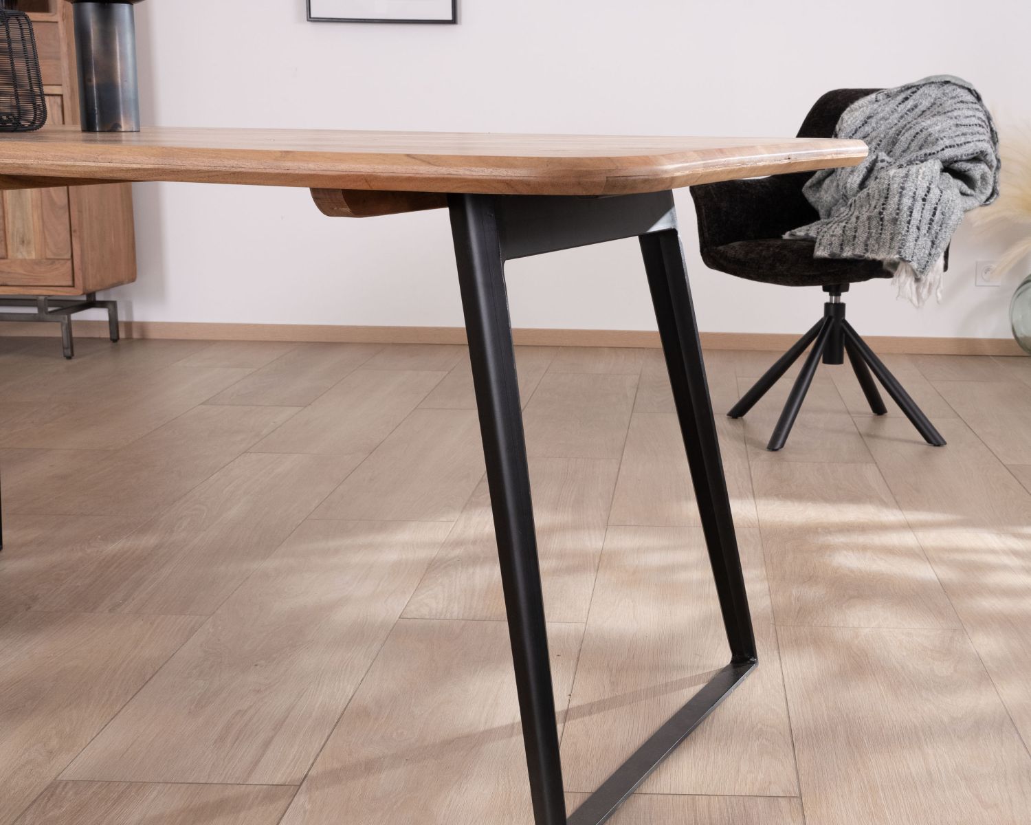 Tavolo da pranzo rettangolare "Puzzle" in legno di acacia con gambe in metallo nero 175 cm