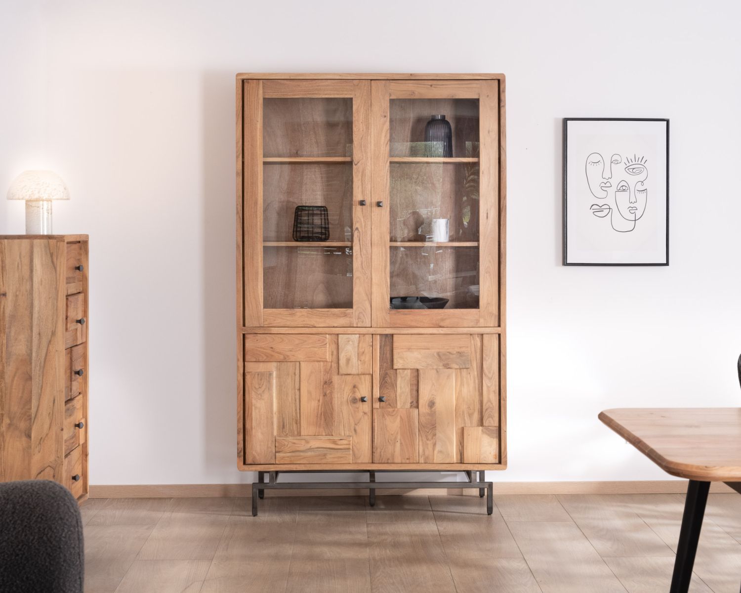 Grande vetrina a 4 ante in stile retrò in acacia e metallo "Puzzle" con frontali a carré