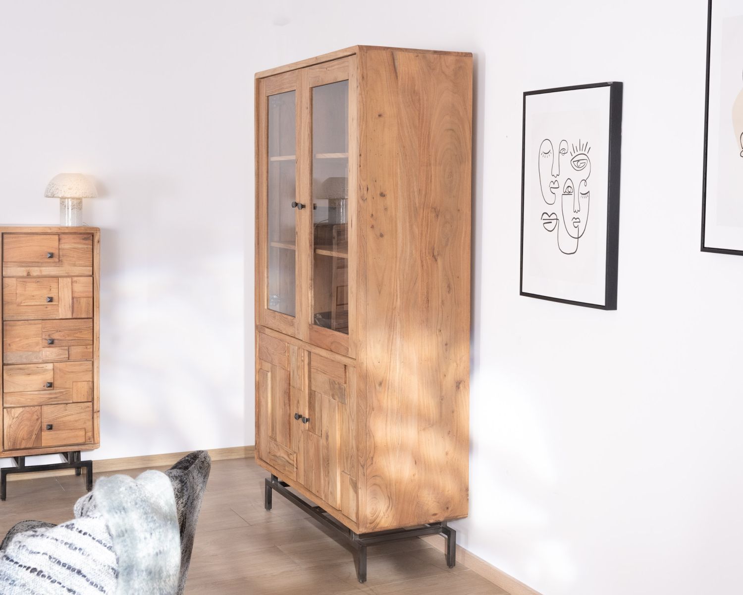 Grande vetrina a 4 ante in stile retrò in acacia e metallo "Puzzle" con frontali a carré