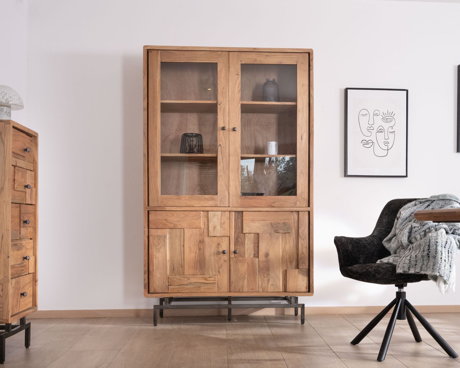 Grande vetrina a 4 ante in stile retrò in acacia e metallo "Puzzle" con frontali a carré