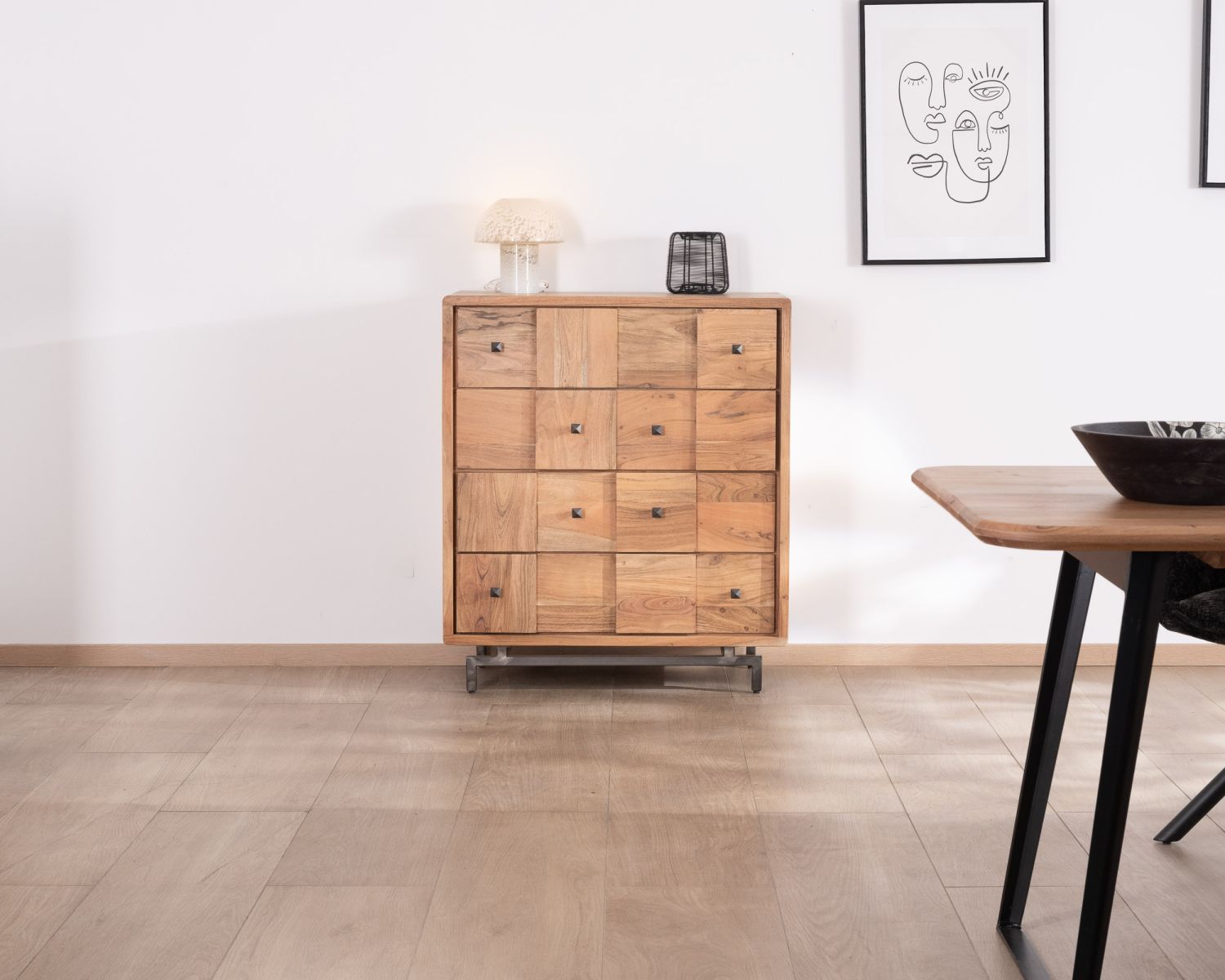 Cassettiera a 4 cassetti "Puzzle" con frontali a scacchiera in acacia e gambe in metallo retrò