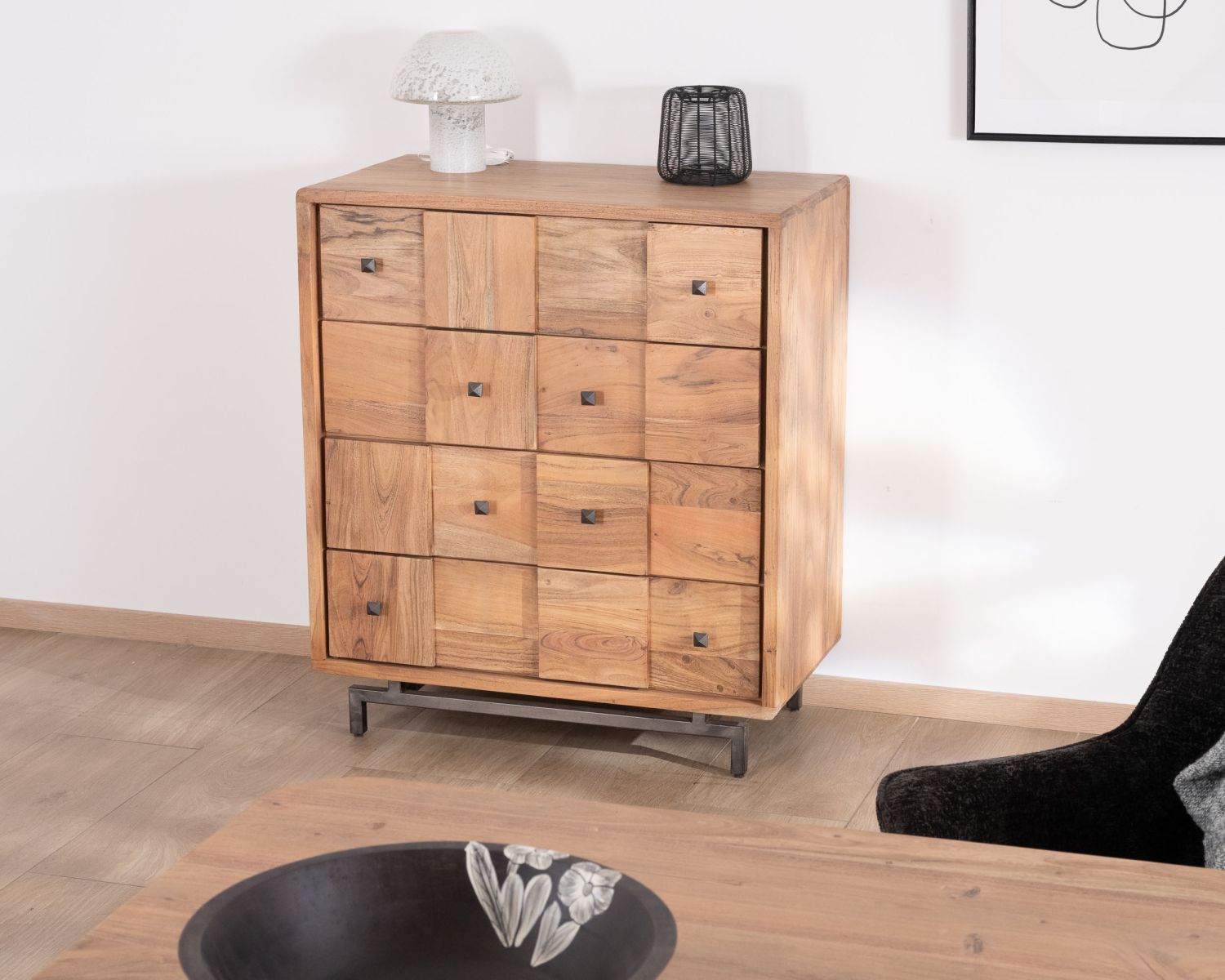 Cassettiera a 4 cassetti "Puzzle" con frontali a scacchiera in acacia e gambe in metallo retrò