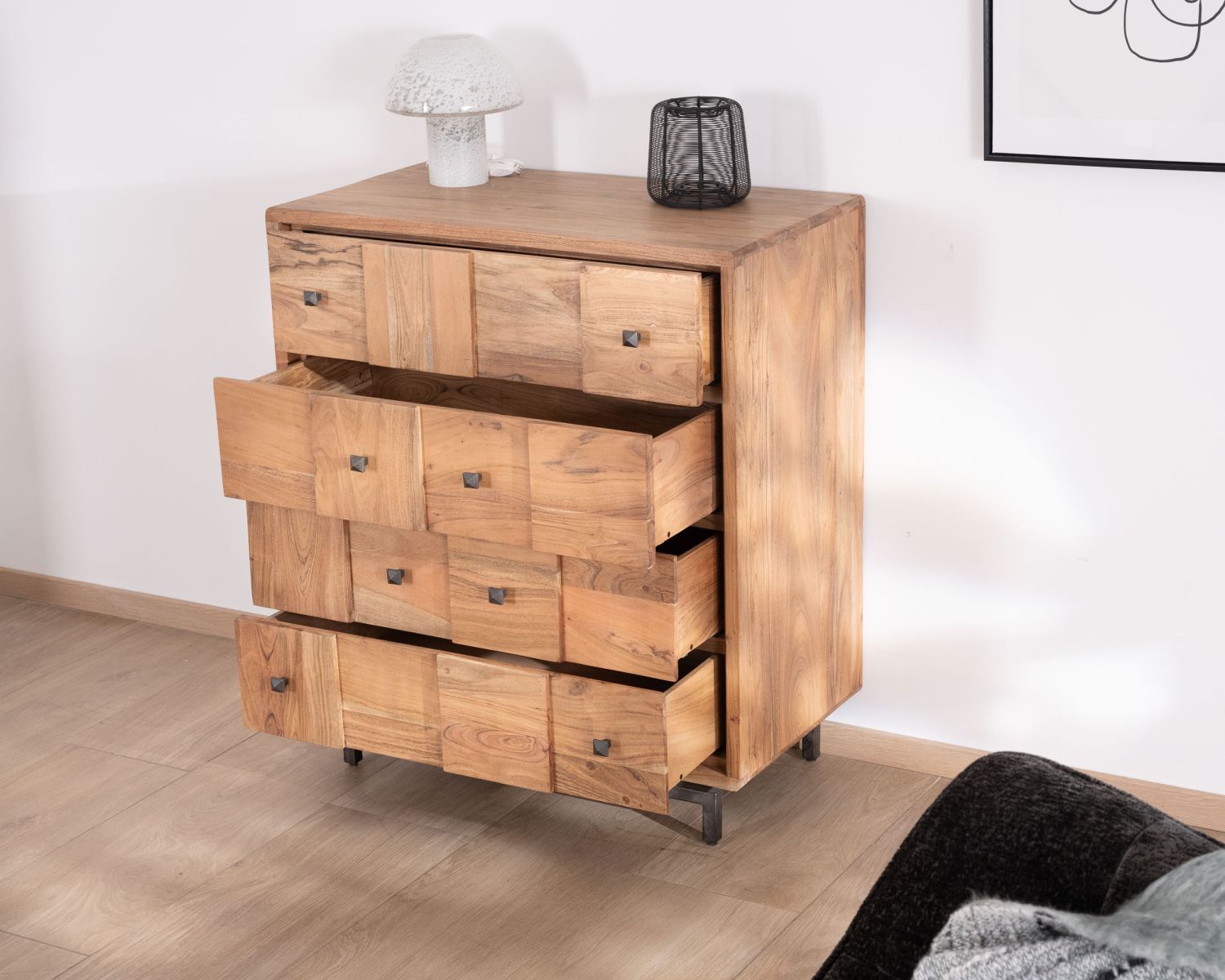 Cassettiera a 4 cassetti "Puzzle" con frontali a scacchiera in acacia e gambe in metallo retrò