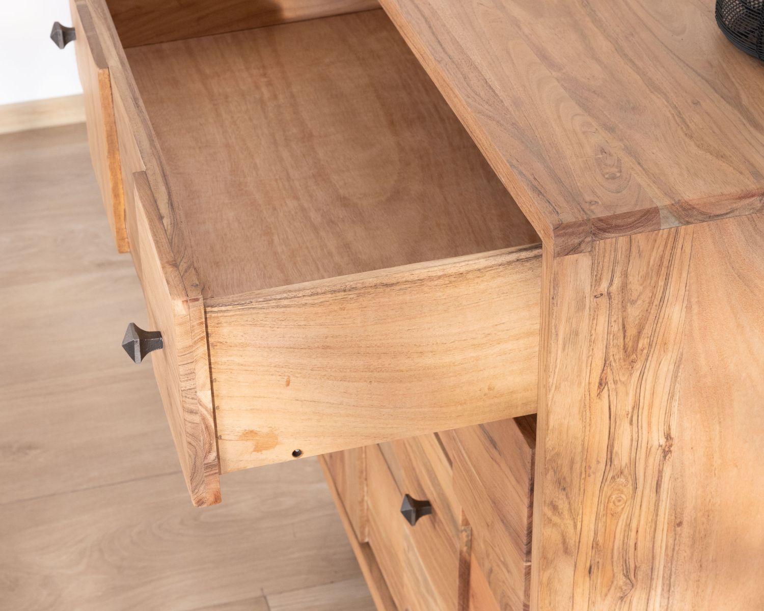 Cassettiera a 4 cassetti "Puzzle" con frontali a scacchiera in acacia e gambe in metallo retrò