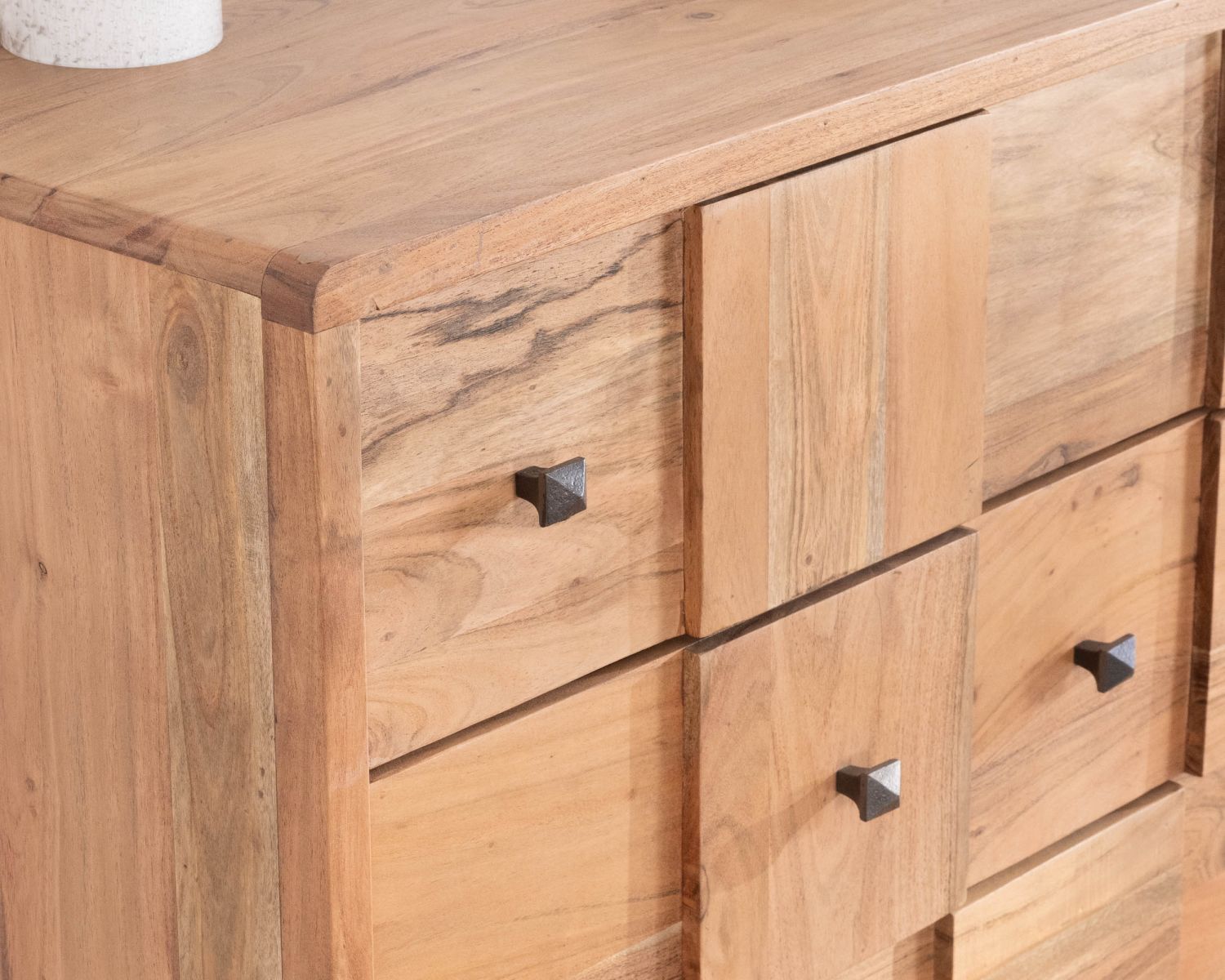 Cassettiera a 4 cassetti "Puzzle" con frontali a scacchiera in acacia e gambe in metallo retrò