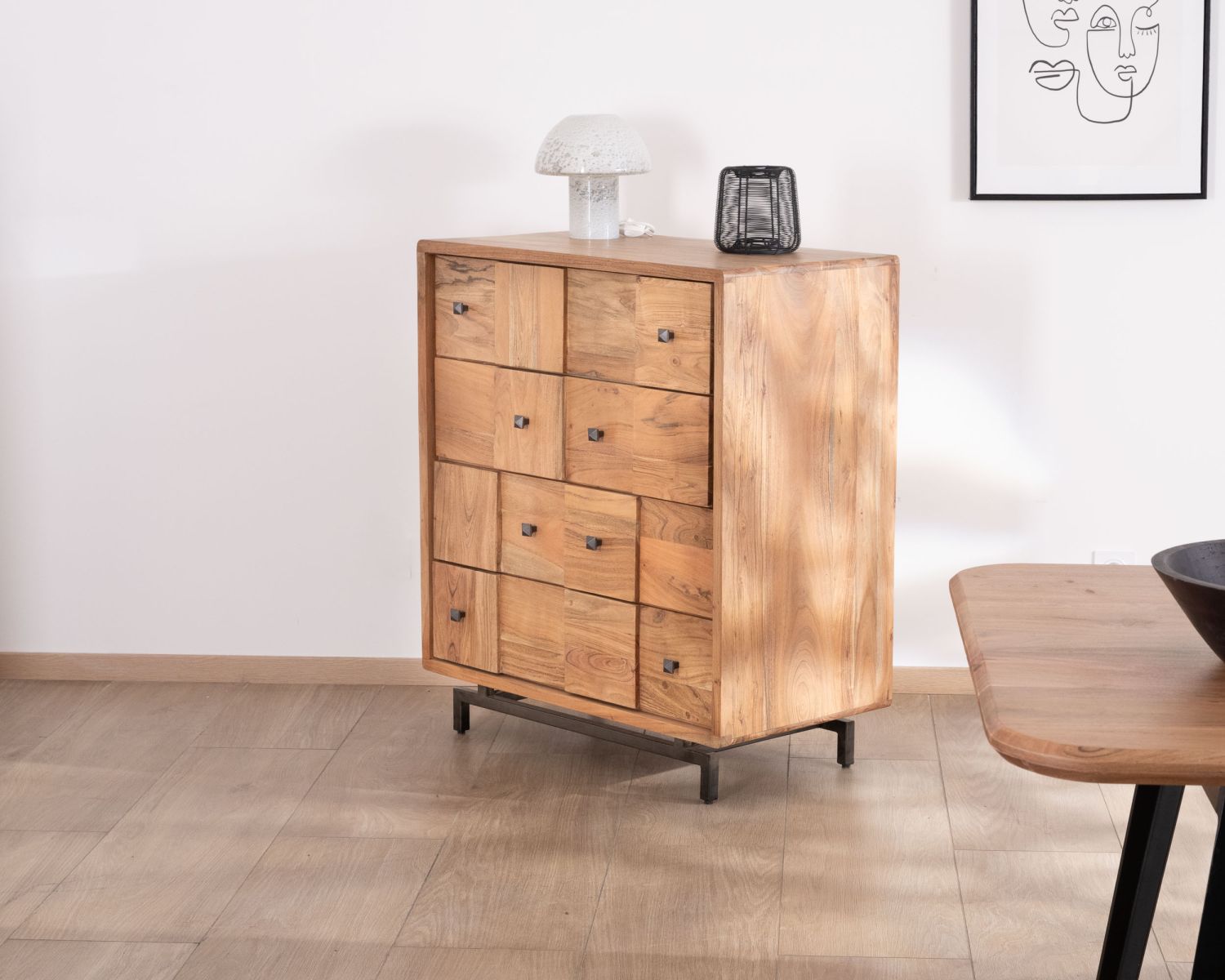 Cassettiera a 4 cassetti "Puzzle" con frontali a scacchiera in acacia e gambe in metallo retrò