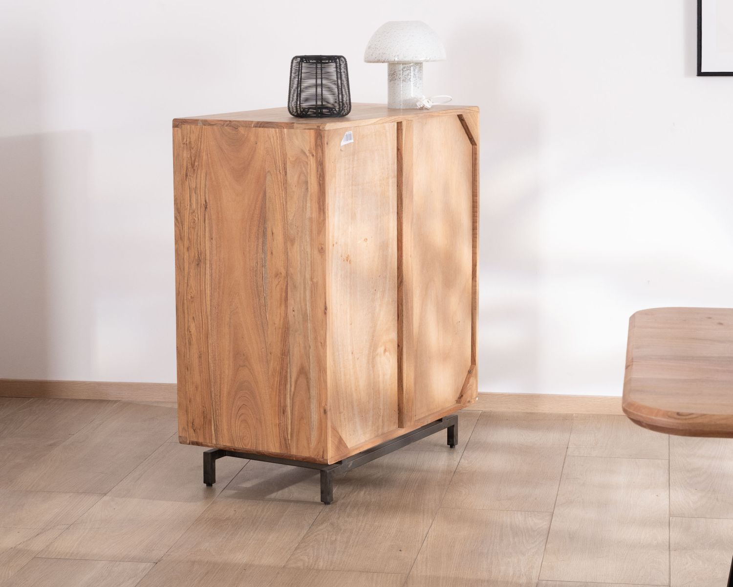 Cassettiera a 4 cassetti "Puzzle" con frontali a scacchiera in acacia e gambe in metallo retrò