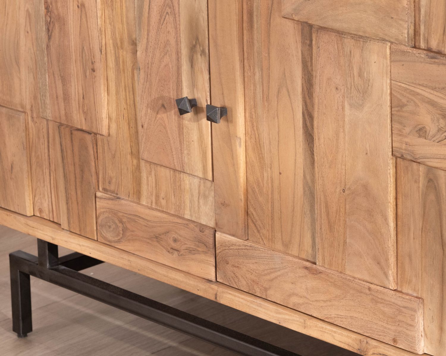 Credenza a 2 ante in stile retrò con frontali in acacia "Puzzle" 120 cm