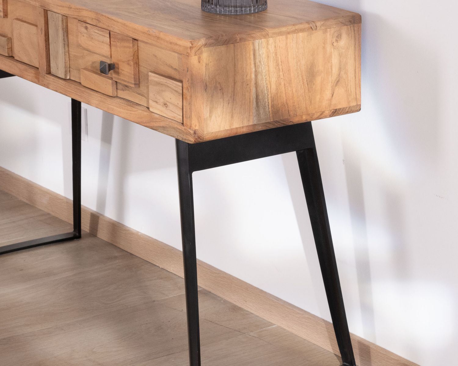 Consolle a 2 cassetti in acacia "Puzzle" con gambe in metallo nero, design arioso