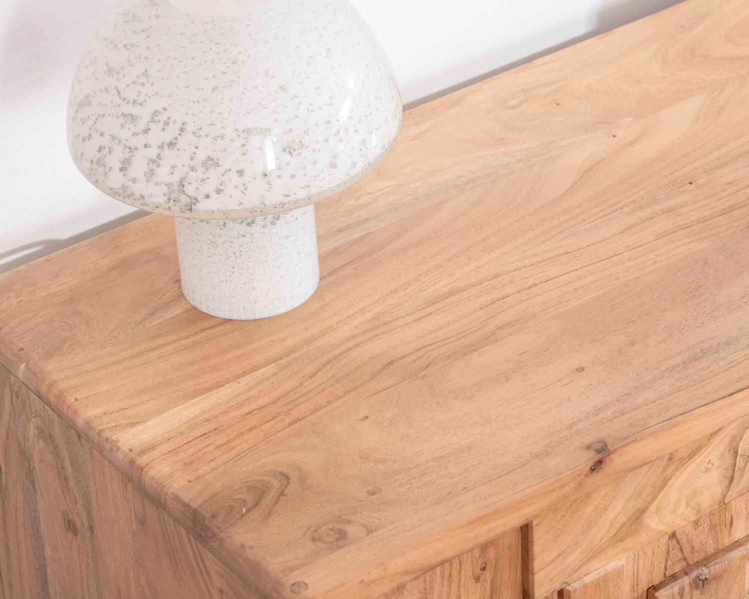 Cassettiera a 4 cassetti "Puzzle" con frontali a scacchiera in acacia e gambe in metallo retrò