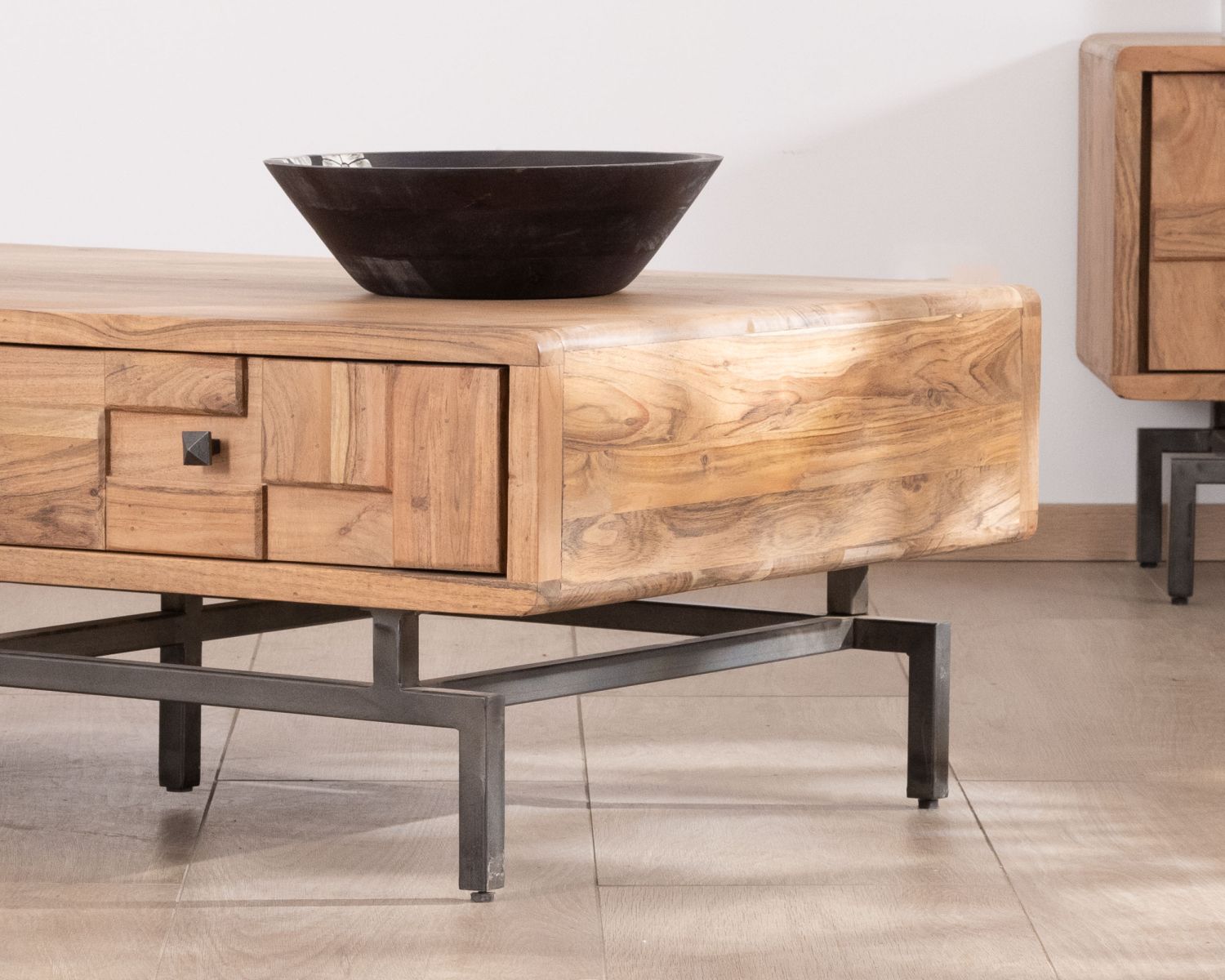 Tavolino di design retrò in acacia e metallo "Puzzle" 2 cassetti