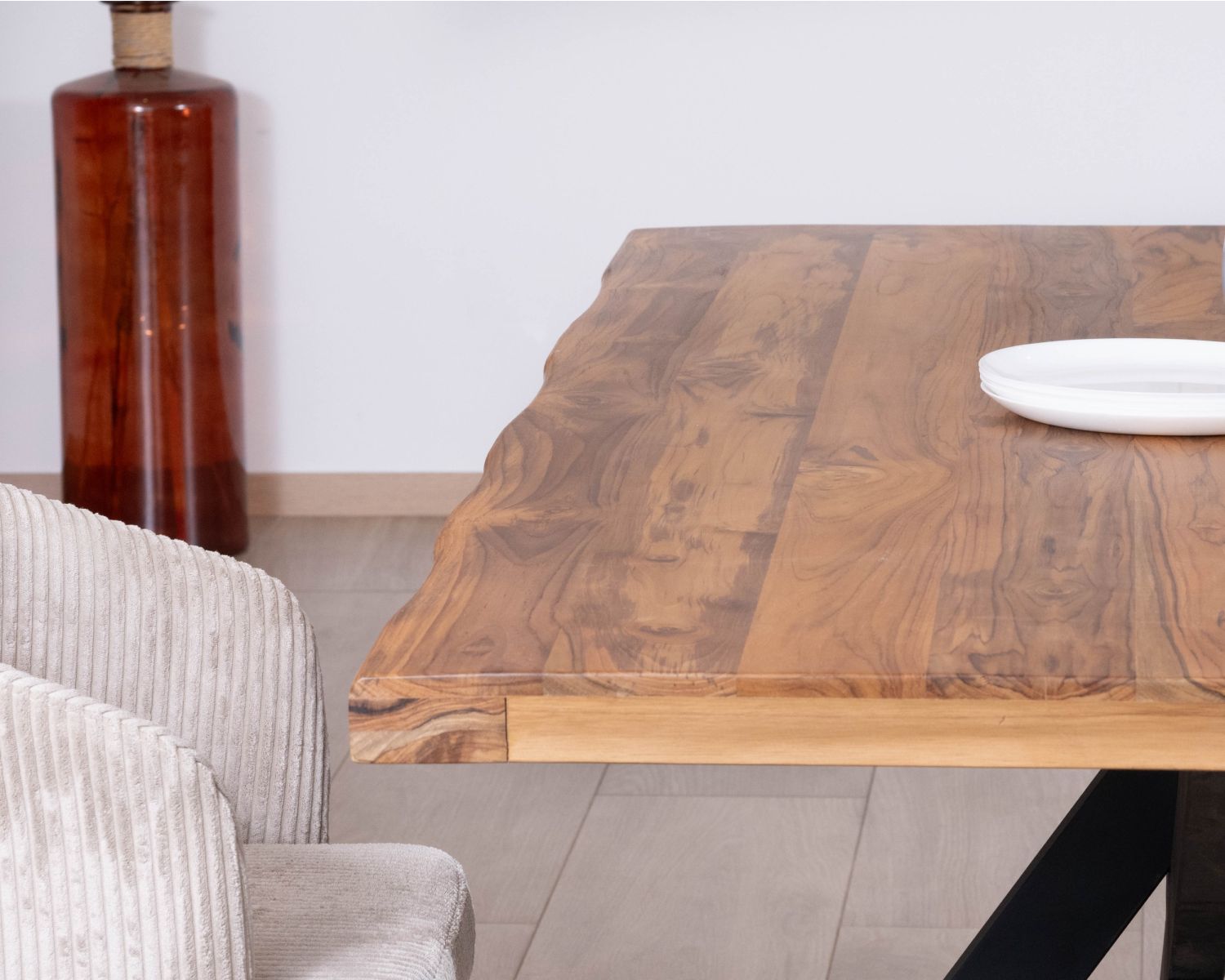 Tavolo da pranzo contemporaneo in legno massiccio "Olonie", 200 cm, gambe incrociate in metallo