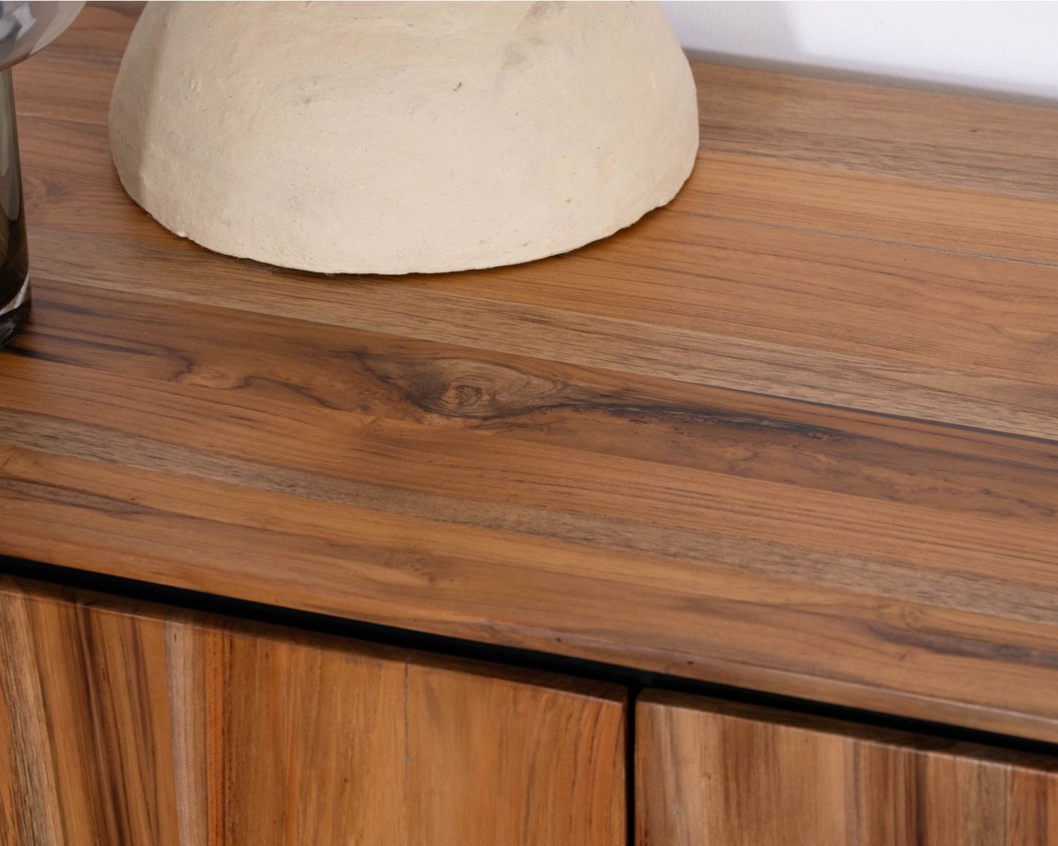 Credenza contemporanea a 4 ante "Olonie" in teak naturale e metallo nero