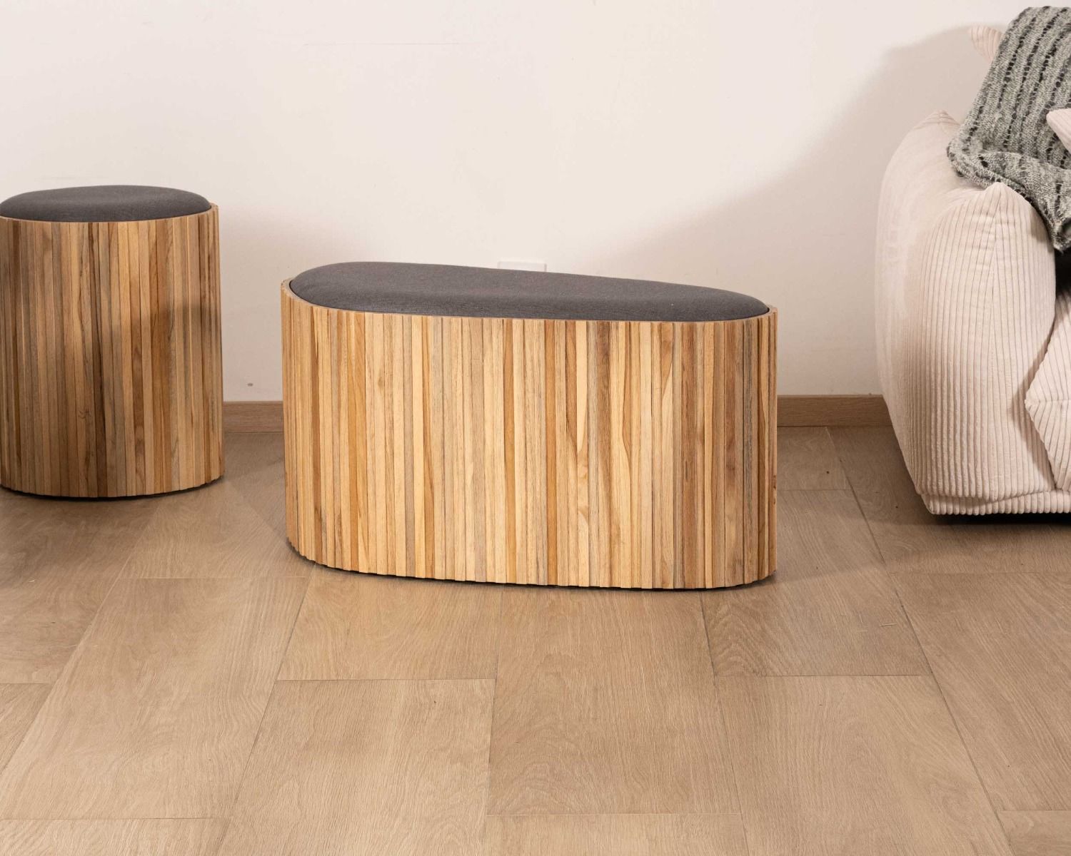 Panchina "Foster" in legno di teak recuperato e tessuto grigio