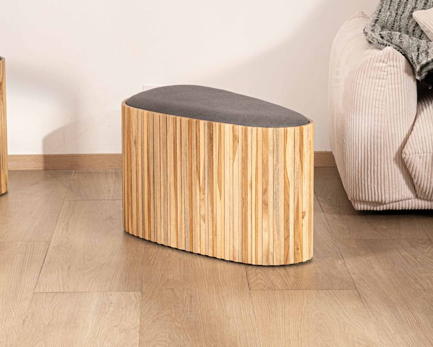 Panchina "Foster" in legno di teak recuperato e tessuto grigio