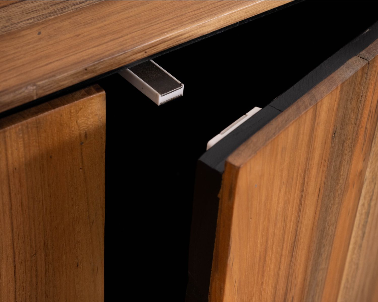 Credenza contemporanea a 4 ante "Olonie" in teak naturale e metallo nero