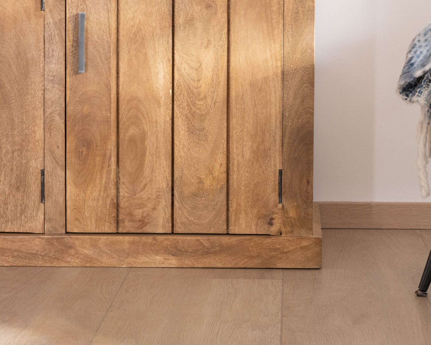 Mobile portavivande contemporaneo "Presolino" da 120 cm in mango con ante in vetro e legno