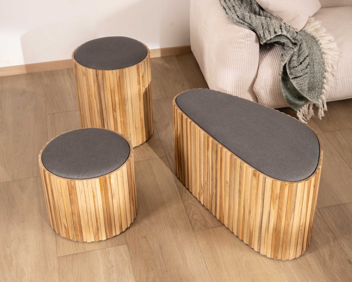 Panchina "Foster" in legno di teak recuperato e tessuto grigio