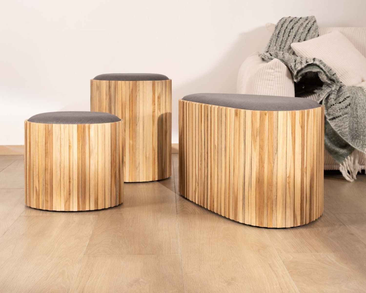 Panchina "Foster" in legno di teak recuperato e tessuto grigio