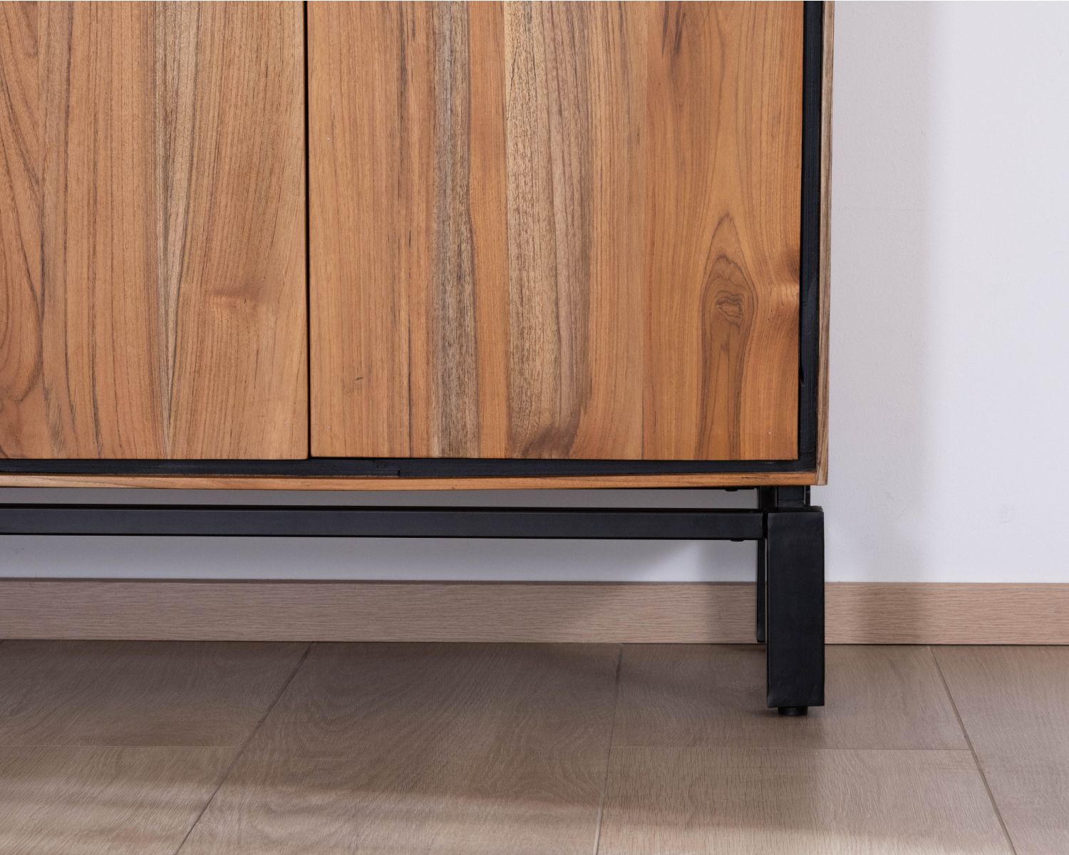 Credenza contemporanea a 4 ante "Olonie" in teak naturale e metallo nero