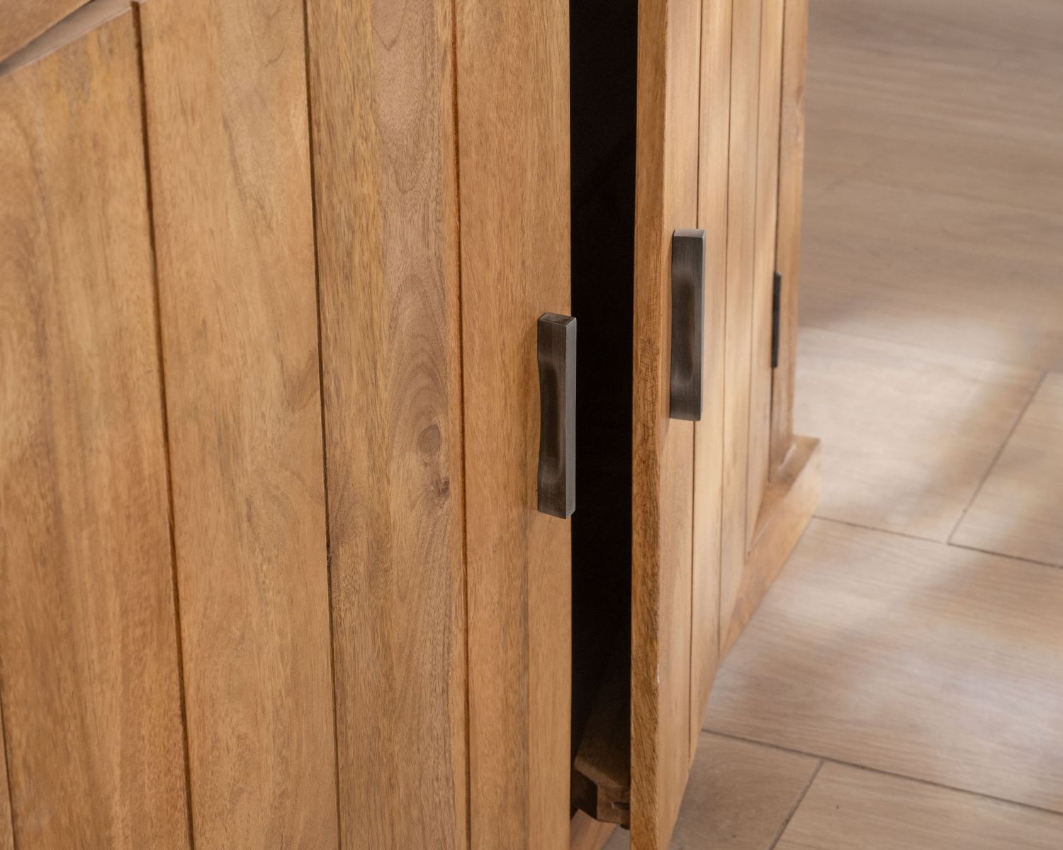 Mobile portavivande contemporaneo "Presolino" da 120 cm in mango con ante in vetro e legno