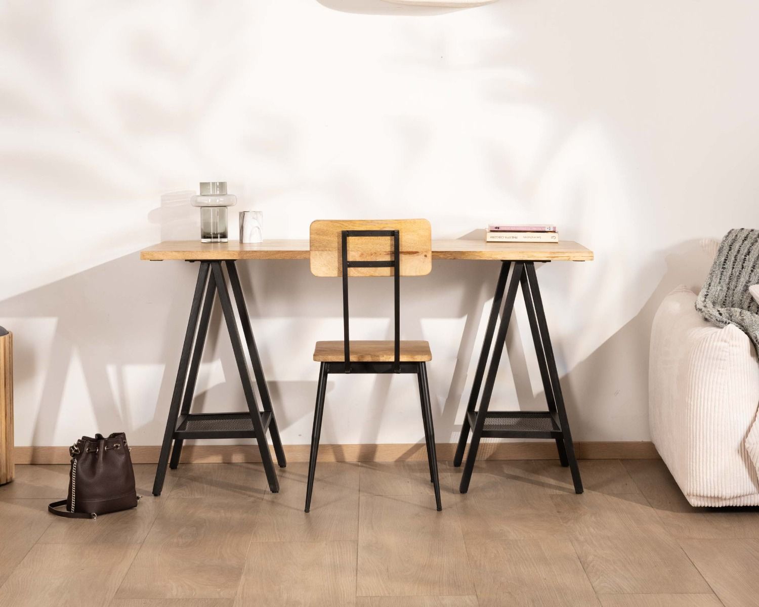 Scrivania industriale "Atelier" con cavalletti in metallo nero e legno massiccio