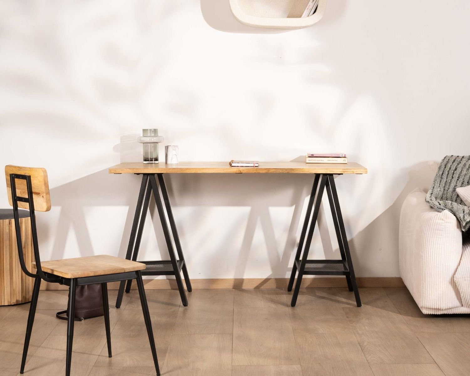 Scrivania industriale "Atelier" con cavalletti in metallo nero e legno massiccio