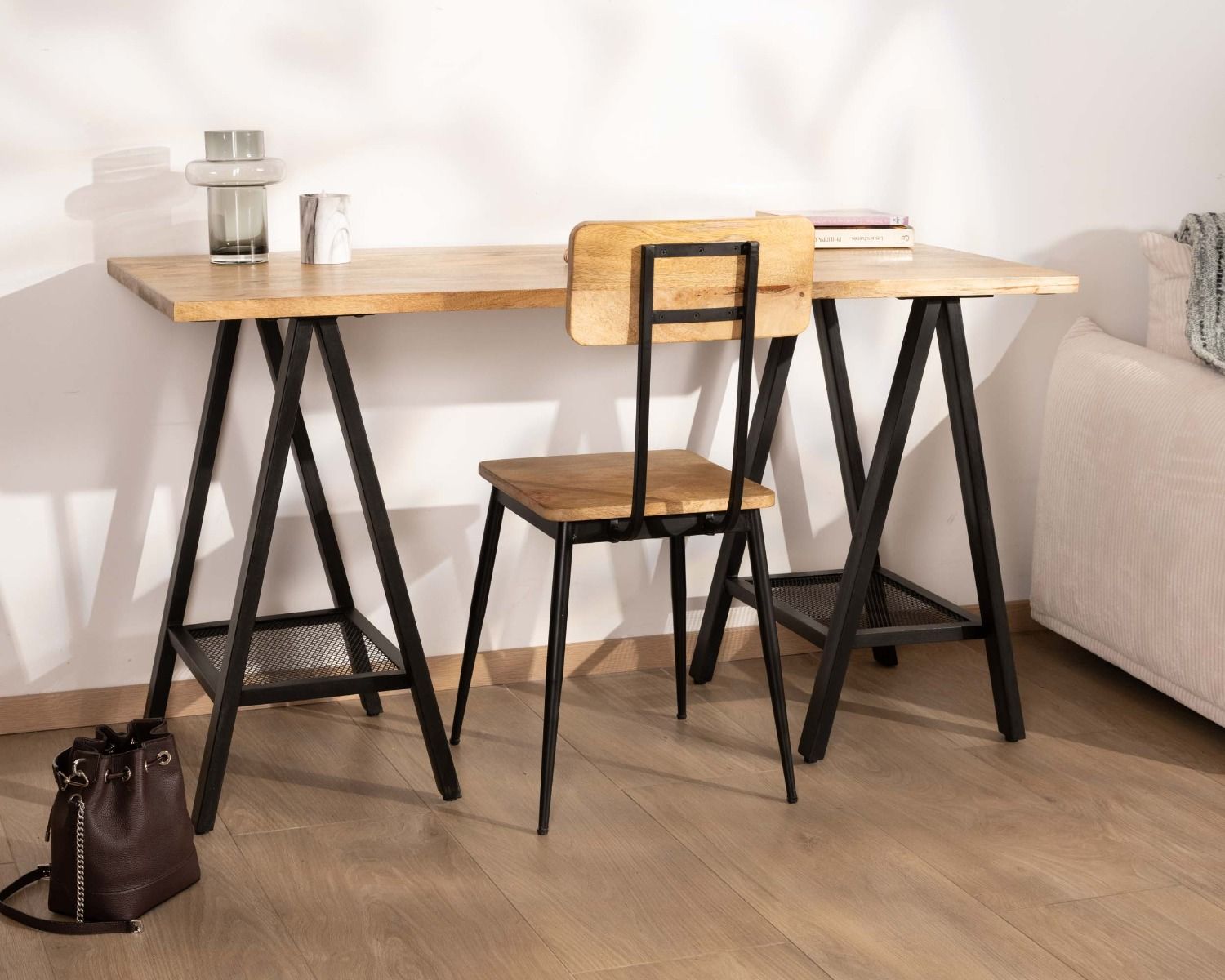 Scrivania industriale "Atelier" con cavalletti in metallo nero e legno massiccio