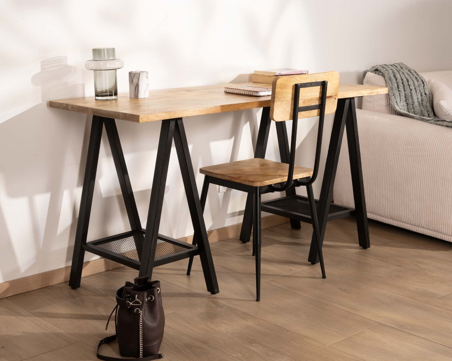 Scrivania industriale "Atelier" con cavalletti in metallo nero e legno massiccio