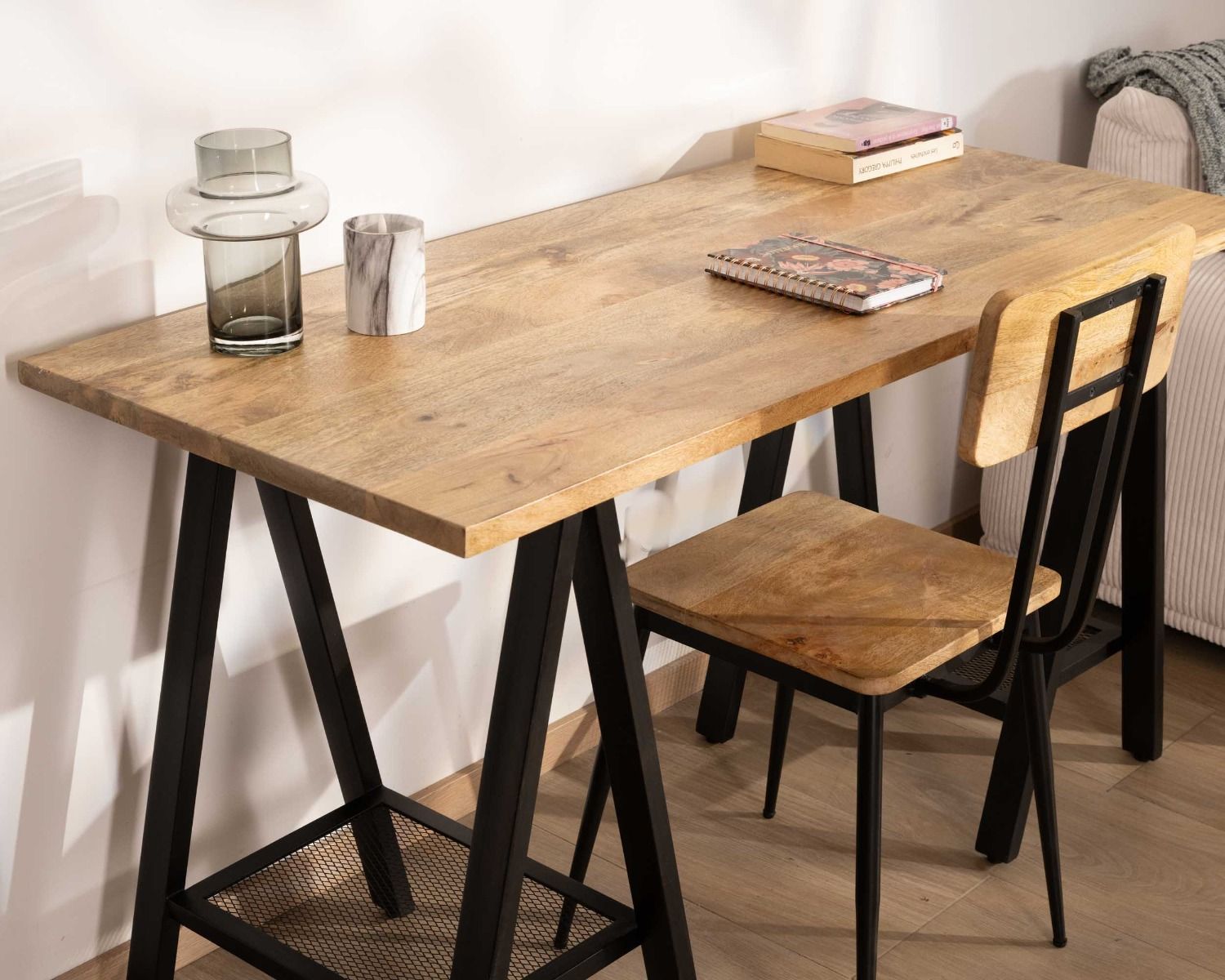 Scrivania industriale "Atelier" con cavalletti in metallo nero e legno massiccio