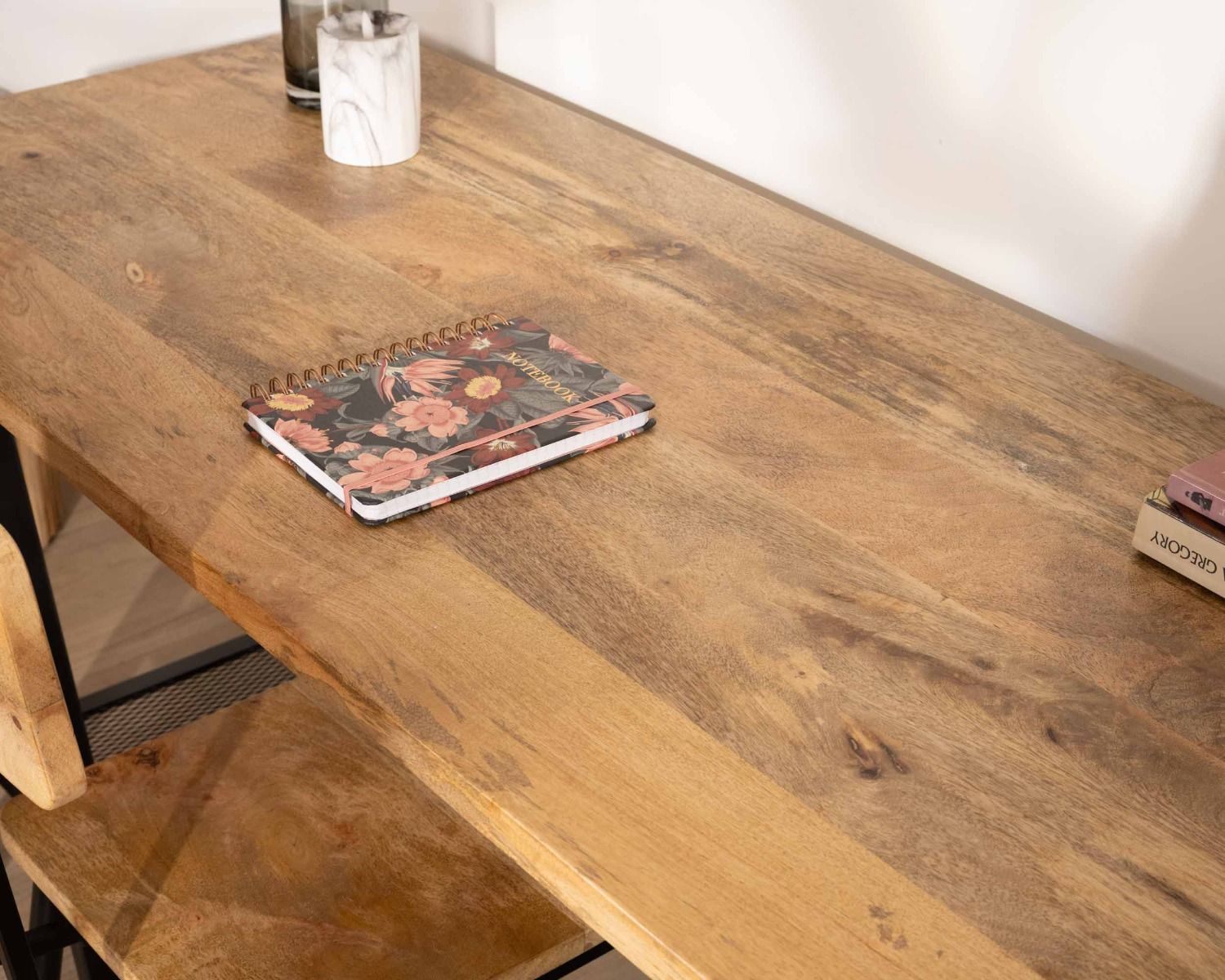 Scrivania industriale "Atelier" con cavalletti in metallo nero e legno massiccio