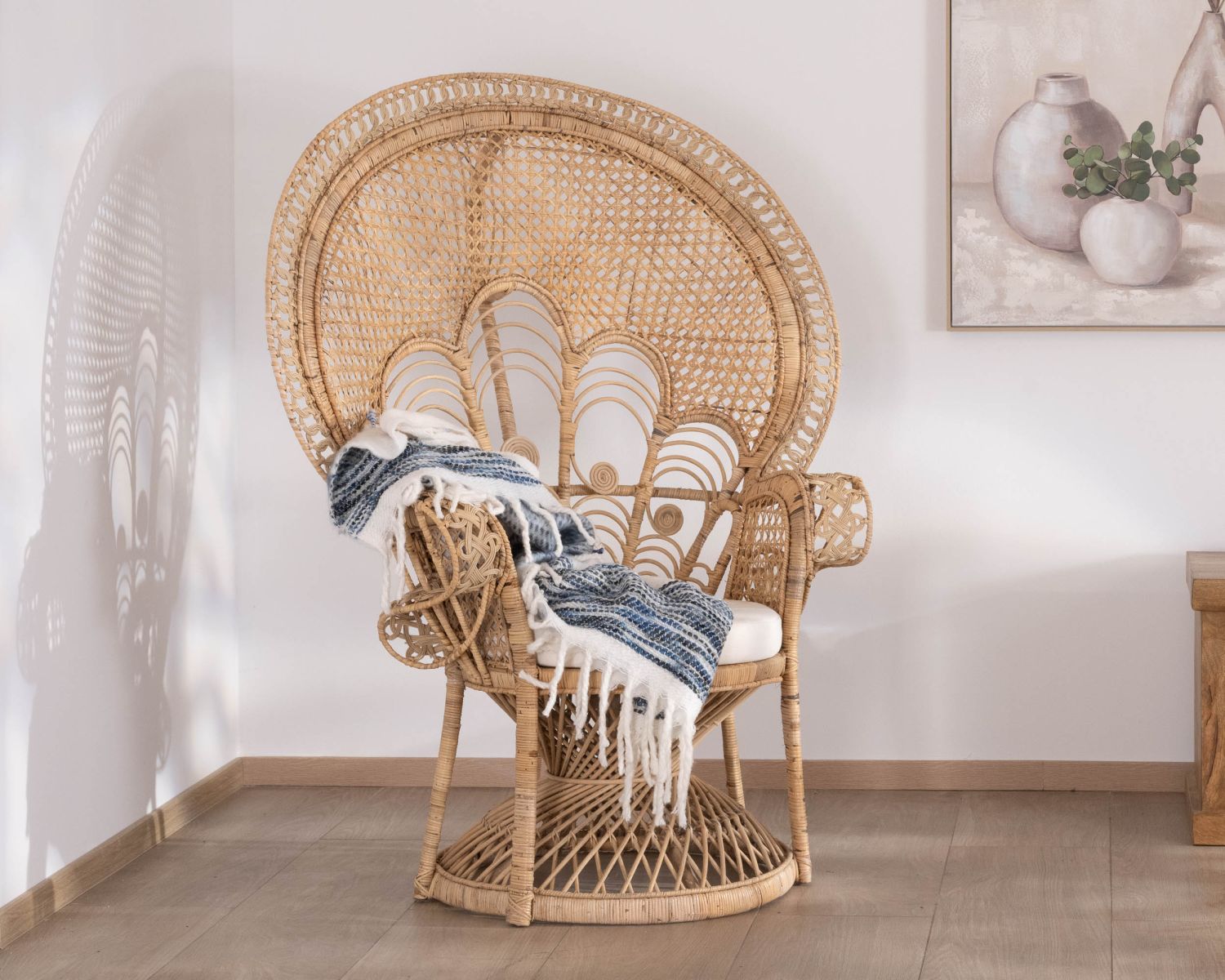 Poltrona in rattan intrecciato a mano stile Emmanuelle, collezione "Taipa Beach"