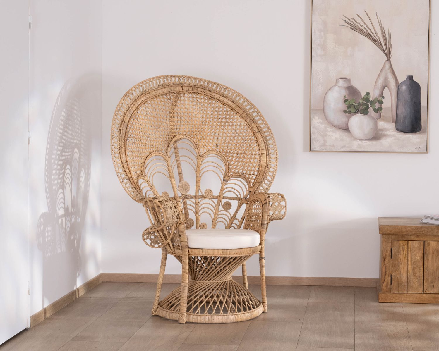 Poltrona in rattan intrecciato a mano stile Emmanuelle, collezione "Taipa Beach"