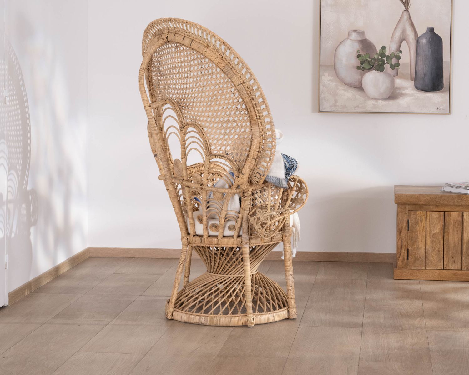 Poltrona in rattan intrecciato a mano stile Emmanuelle, collezione "Taipa Beach"