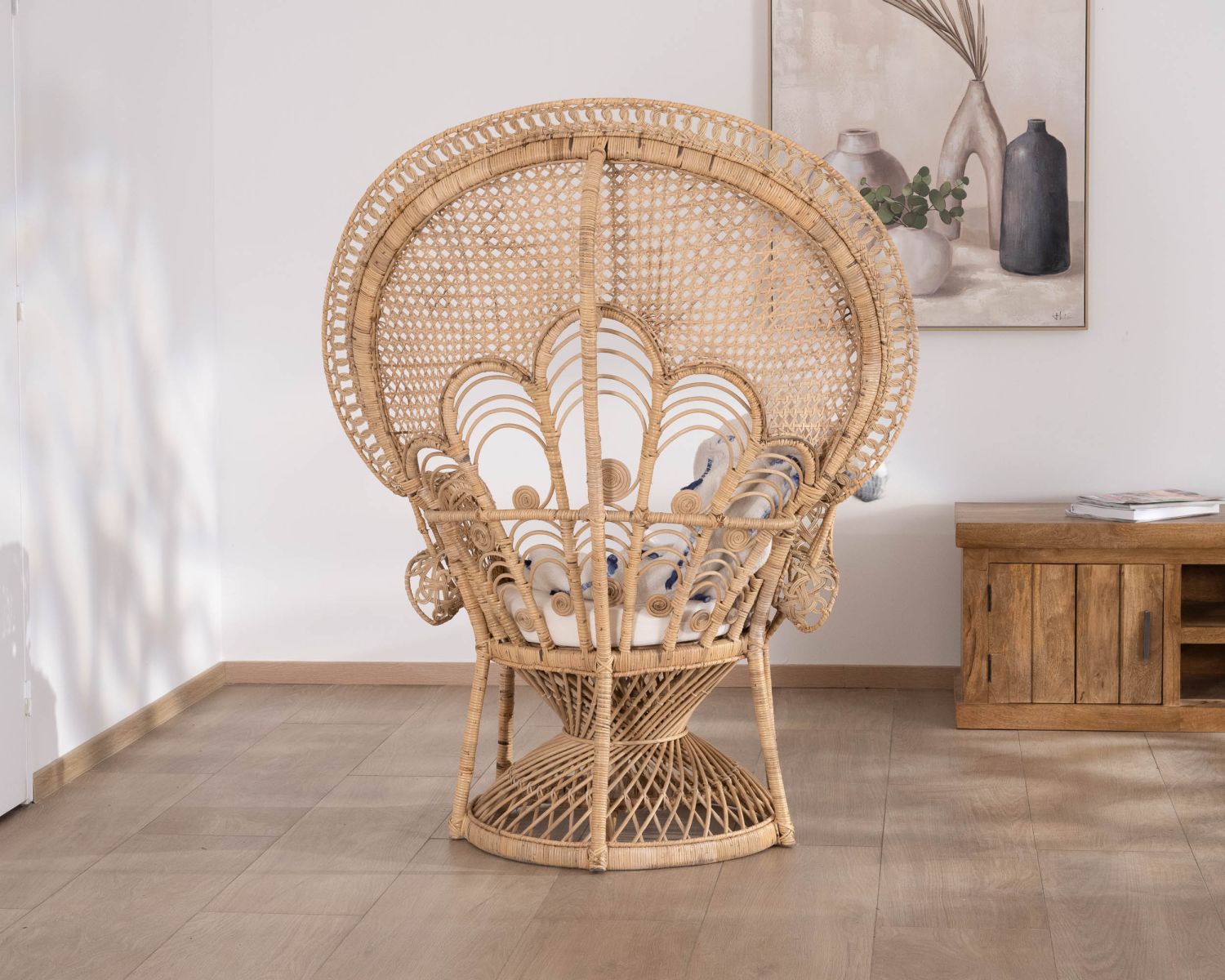 Poltrona in rattan intrecciato a mano stile Emmanuelle, collezione "Taipa Beach"