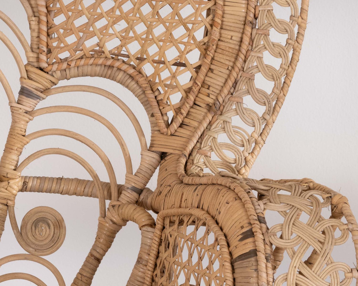 Poltrona in rattan intrecciato a mano stile Emmanuelle, collezione "Taipa Beach"