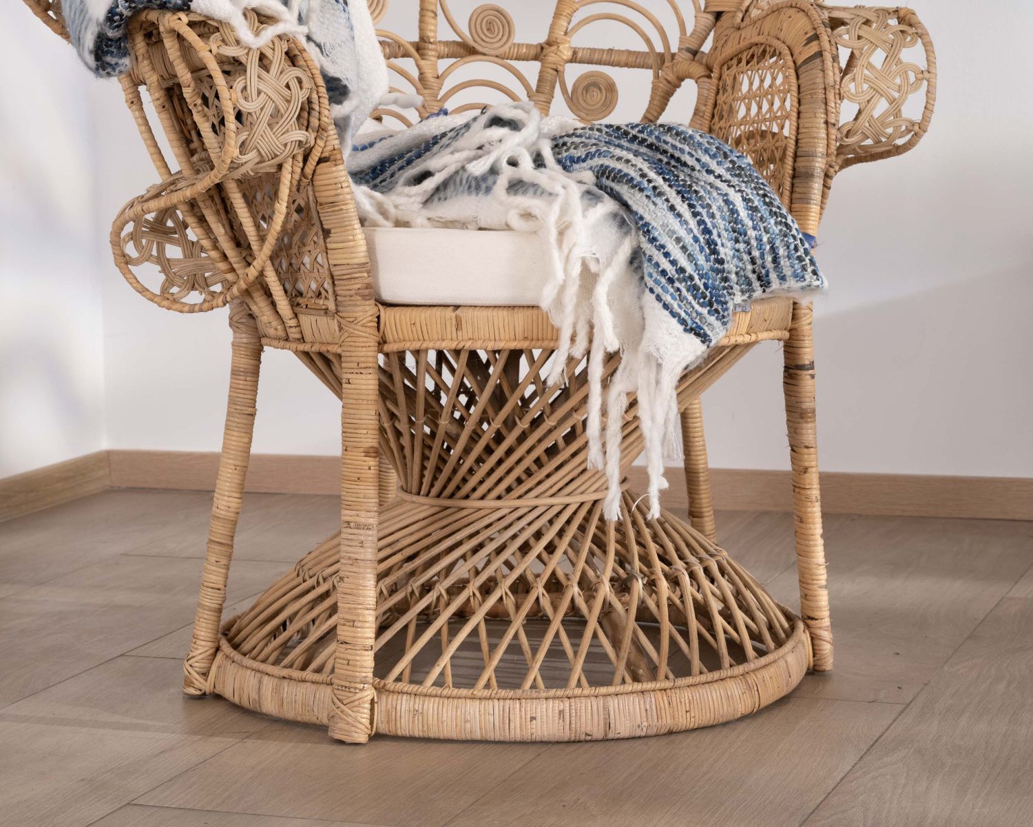 Poltrona in rattan intrecciato a mano stile Emmanuelle, collezione "Taipa Beach"