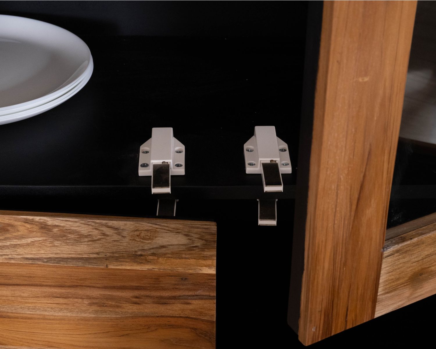 Piccolo comò in vetro "Olonie" in stile contemporaneo in teak naturale, acacia e metallo nero 