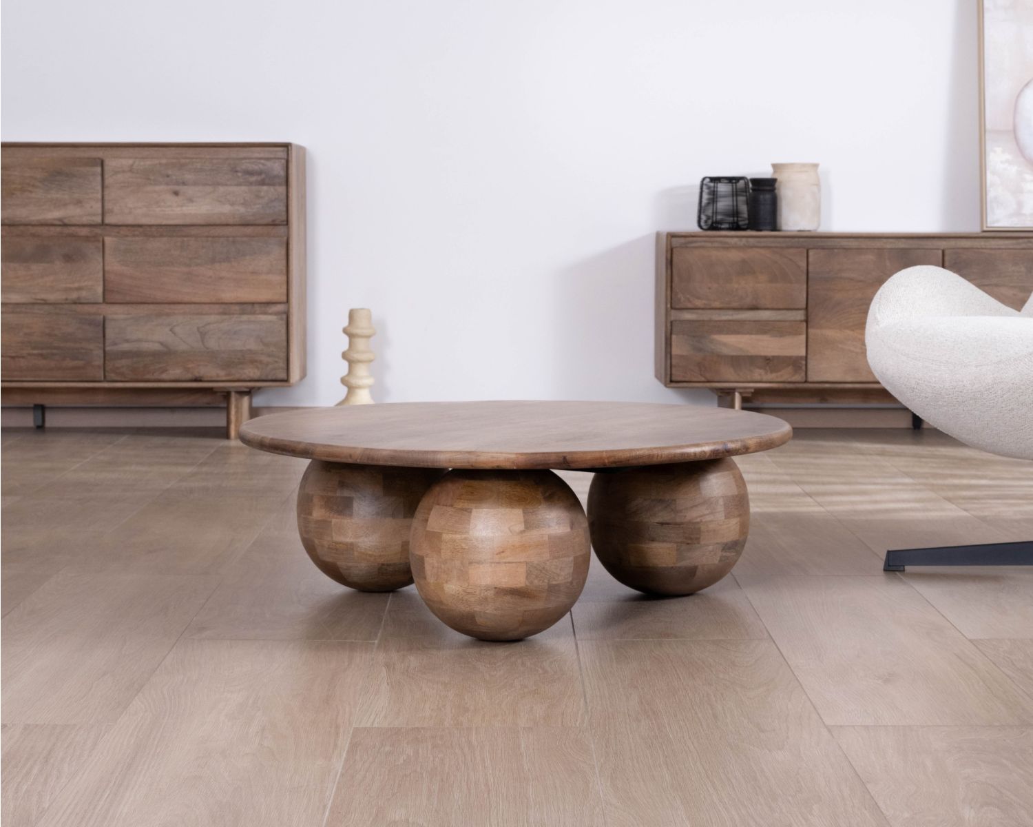 Tavolino rotondo "Oxyma" in legno di mango massiccio, design puro e organico